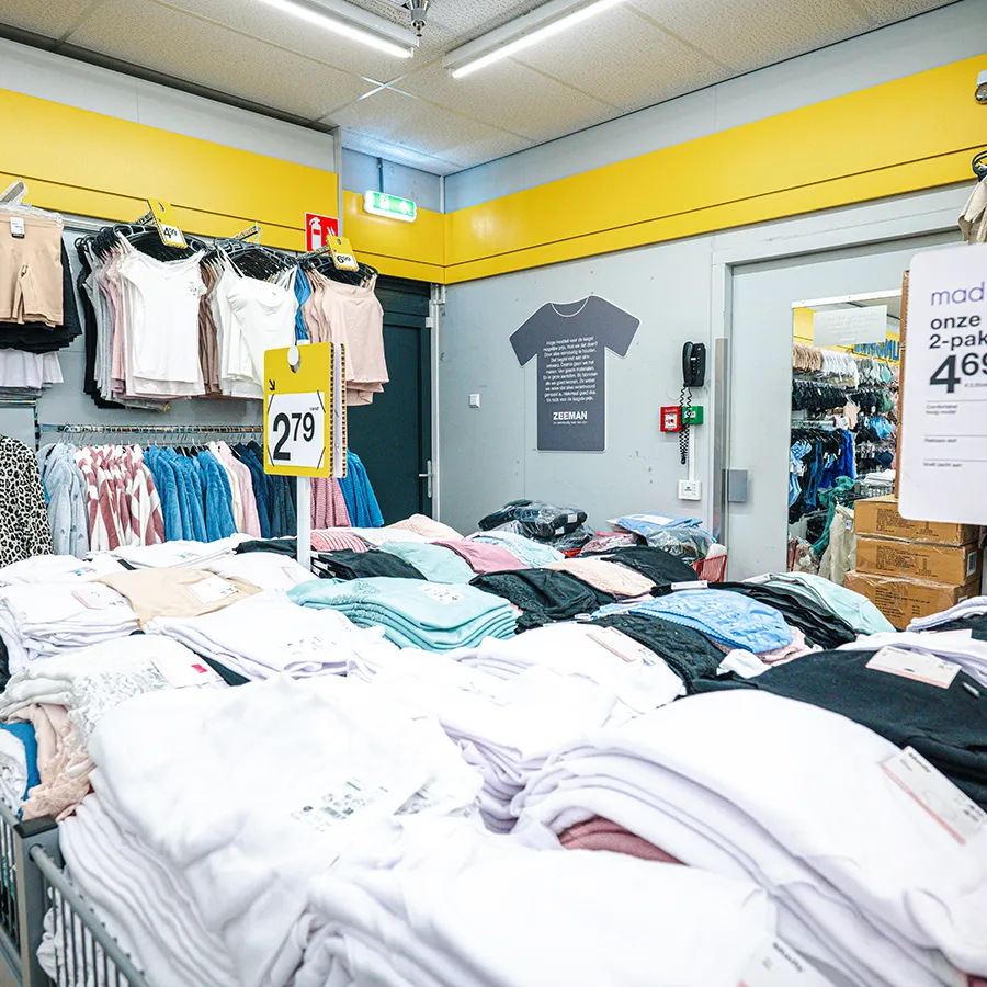 Damesondergoed en -kleding afdeling van Zeeman in Winkelcentrum Hasselo met gevouwen stapels ondergoed en hangende tops vanaf €2,79