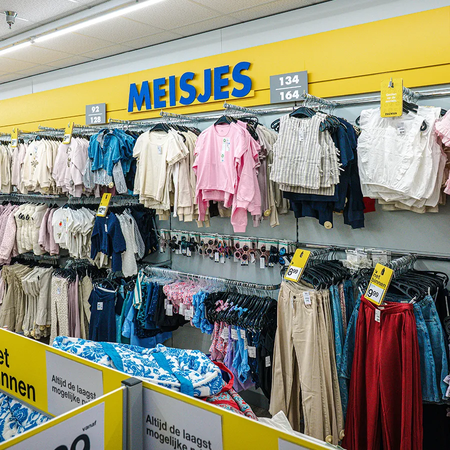 Meisjeskleding afdeling van Zeeman in Winkelcentrum Hasselo met rekken vol tops, broeken en rokken in maten 92 tot 164