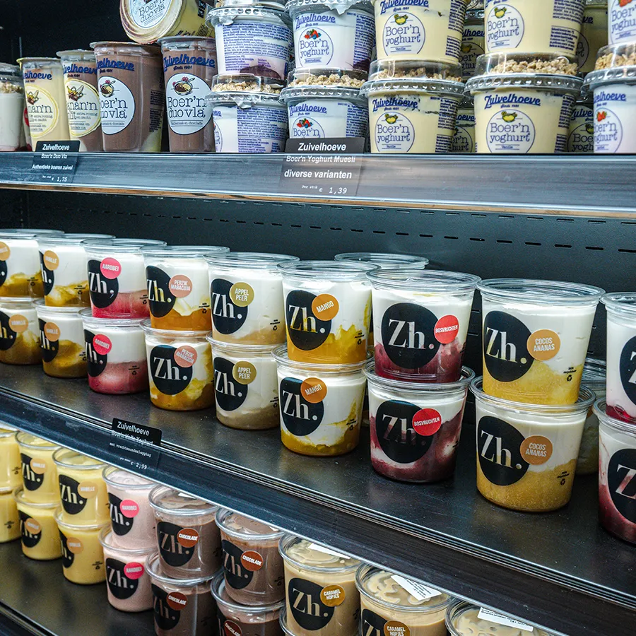 Koelschap van Zuivelhoeve in Winkelcentrum Hasselo gevuld met Boer'n yoghurt, vla en verse fruityoghurt in diverse smaken