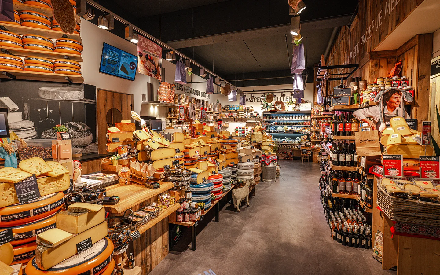 Breed interieuroverzicht van Zuivelhoeve in Winkelcentrum Hasselo met een uitgebreid kaasassortiment, vers gebrande noten, vleeswaren en wijnen