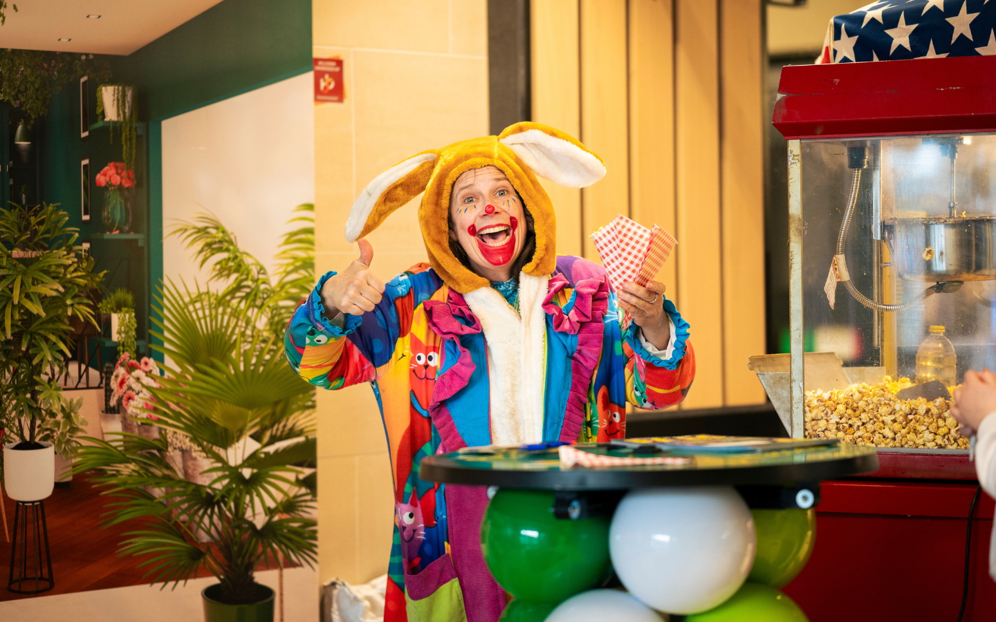 Bezoekers in Winkelcentrum Hasselo met paasdecoratie