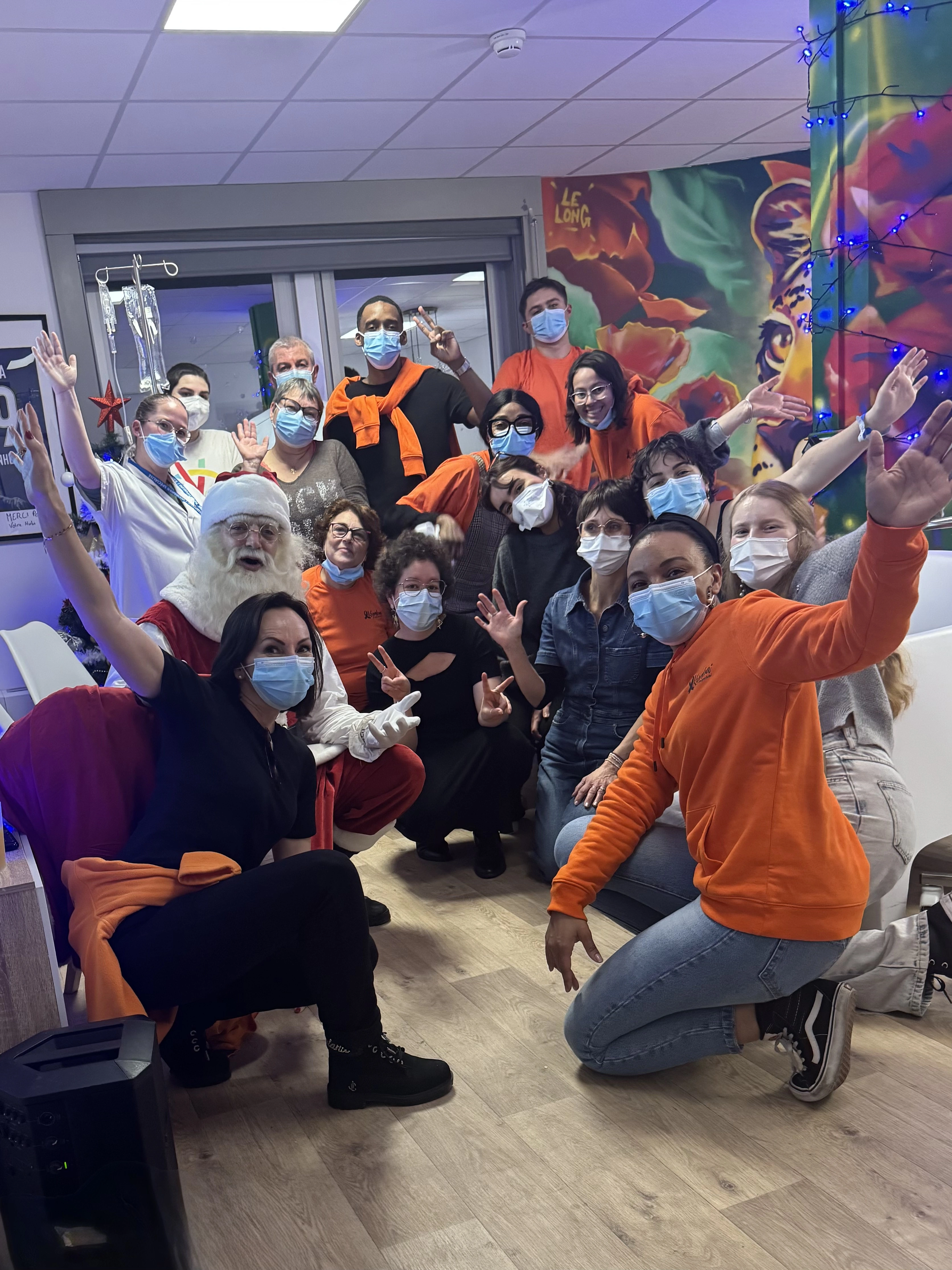 Jeunes chefs en uniforme préparant et dressant des assiettes dans une cuisine professionnelle de formation culinaire.