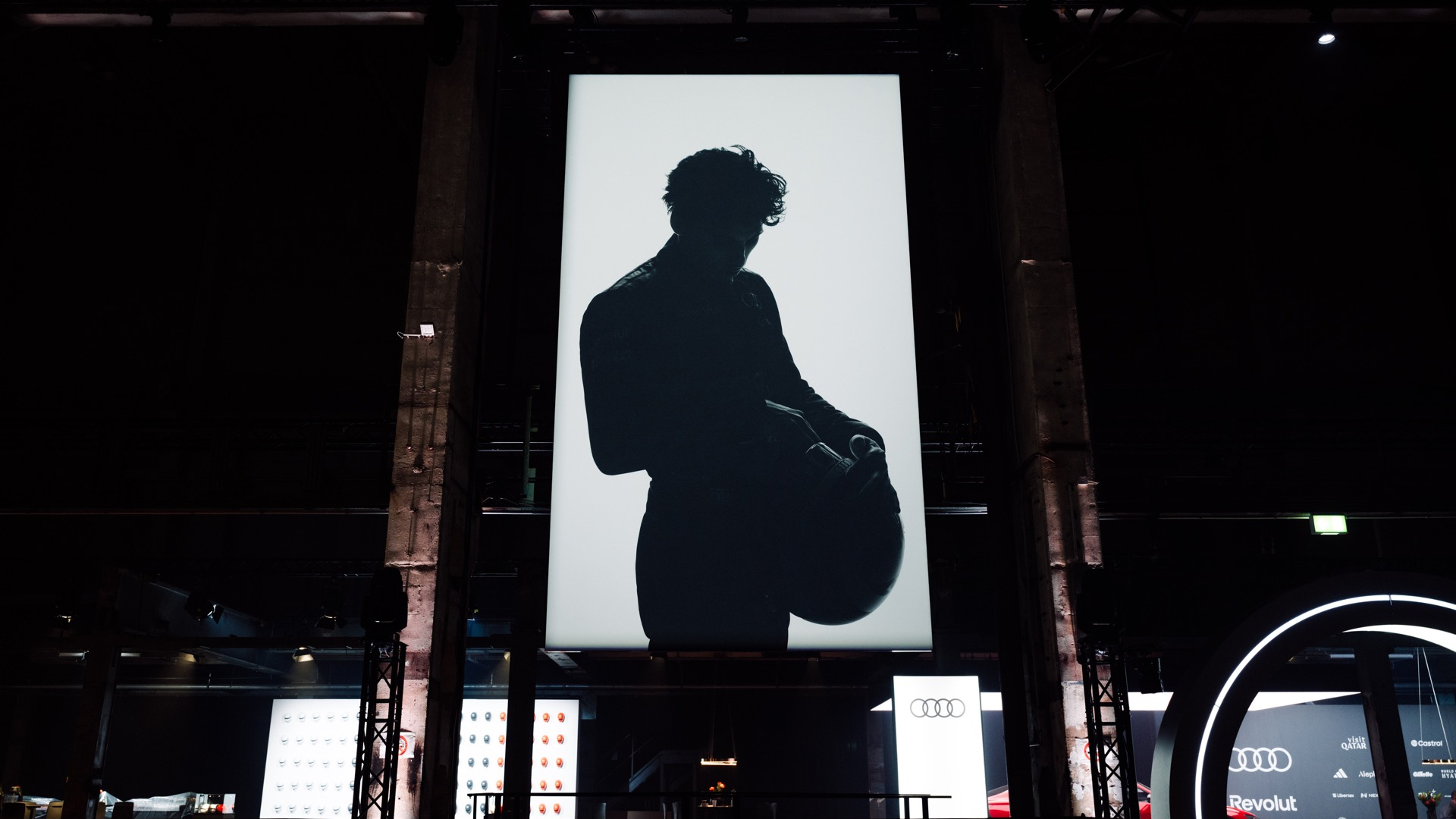Silhouette des Audi F1 Boliden bei der Reveal-Show im Kraftwerk Berlin