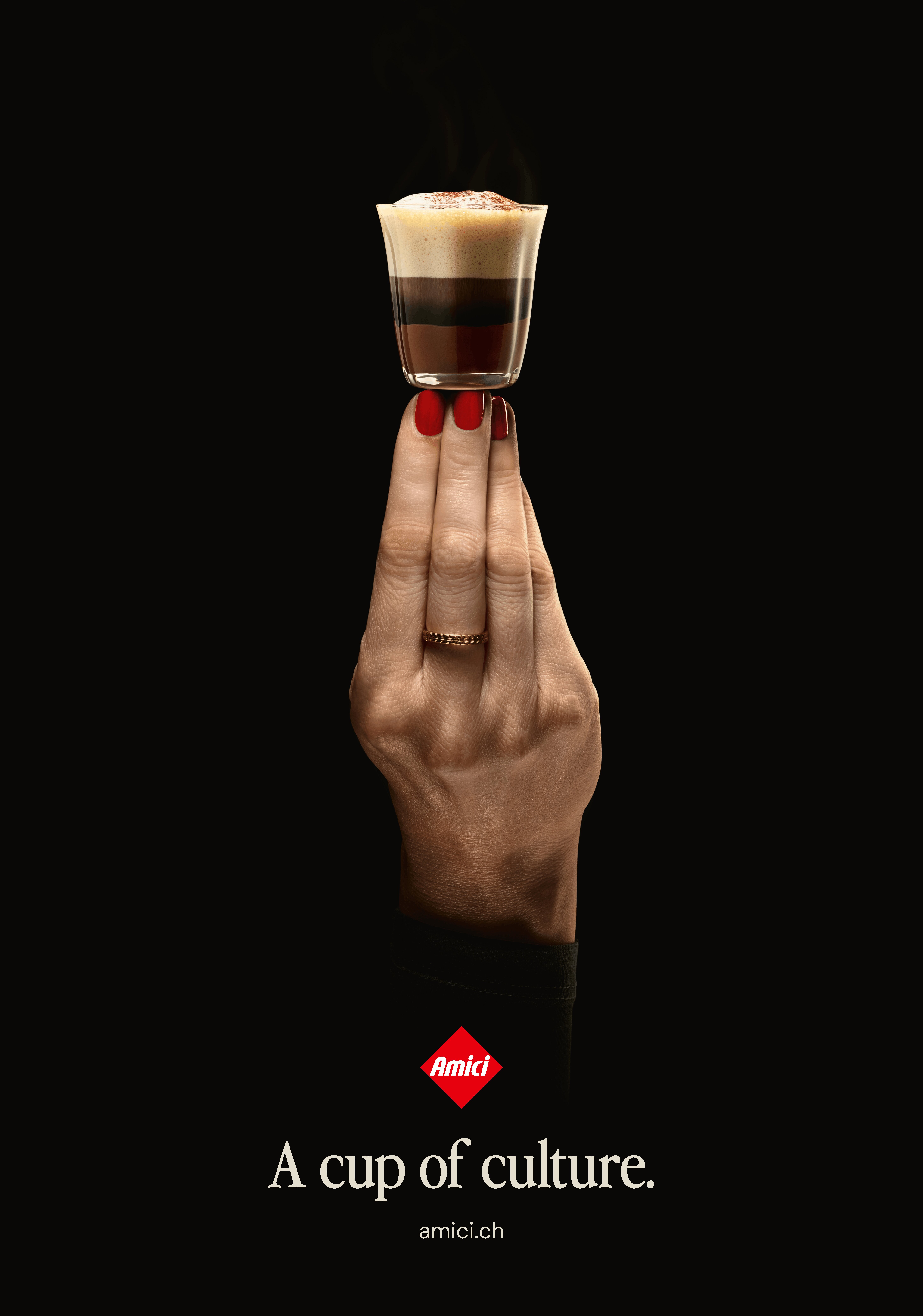 Amici Caffè Sujet «A cup of culture» – Hand mit rot lackierten Nägeln hält einen Latte Macchiato