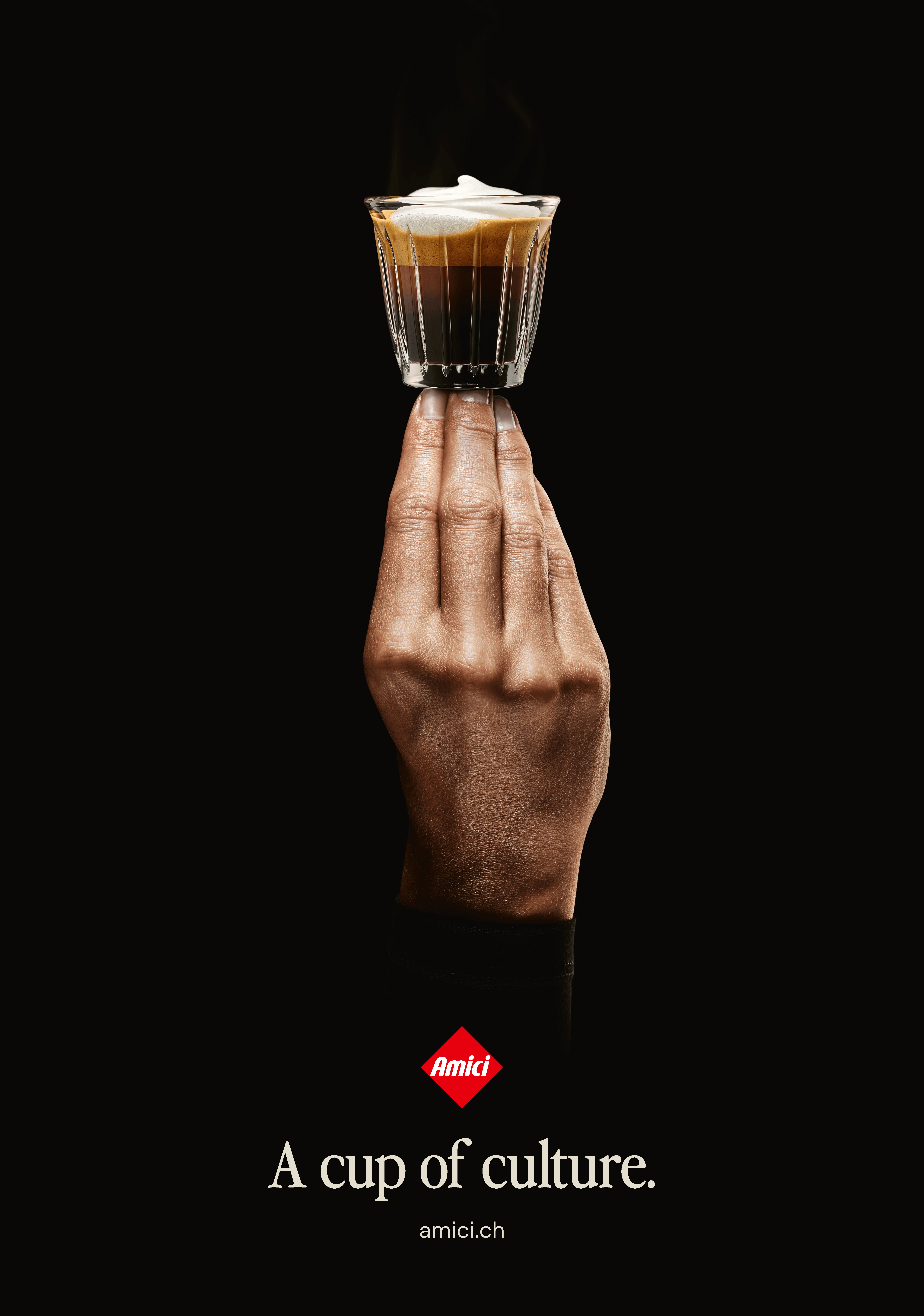 Amici Caffè Sujet «A cup of culture» – Hand hält einen Cappuccino