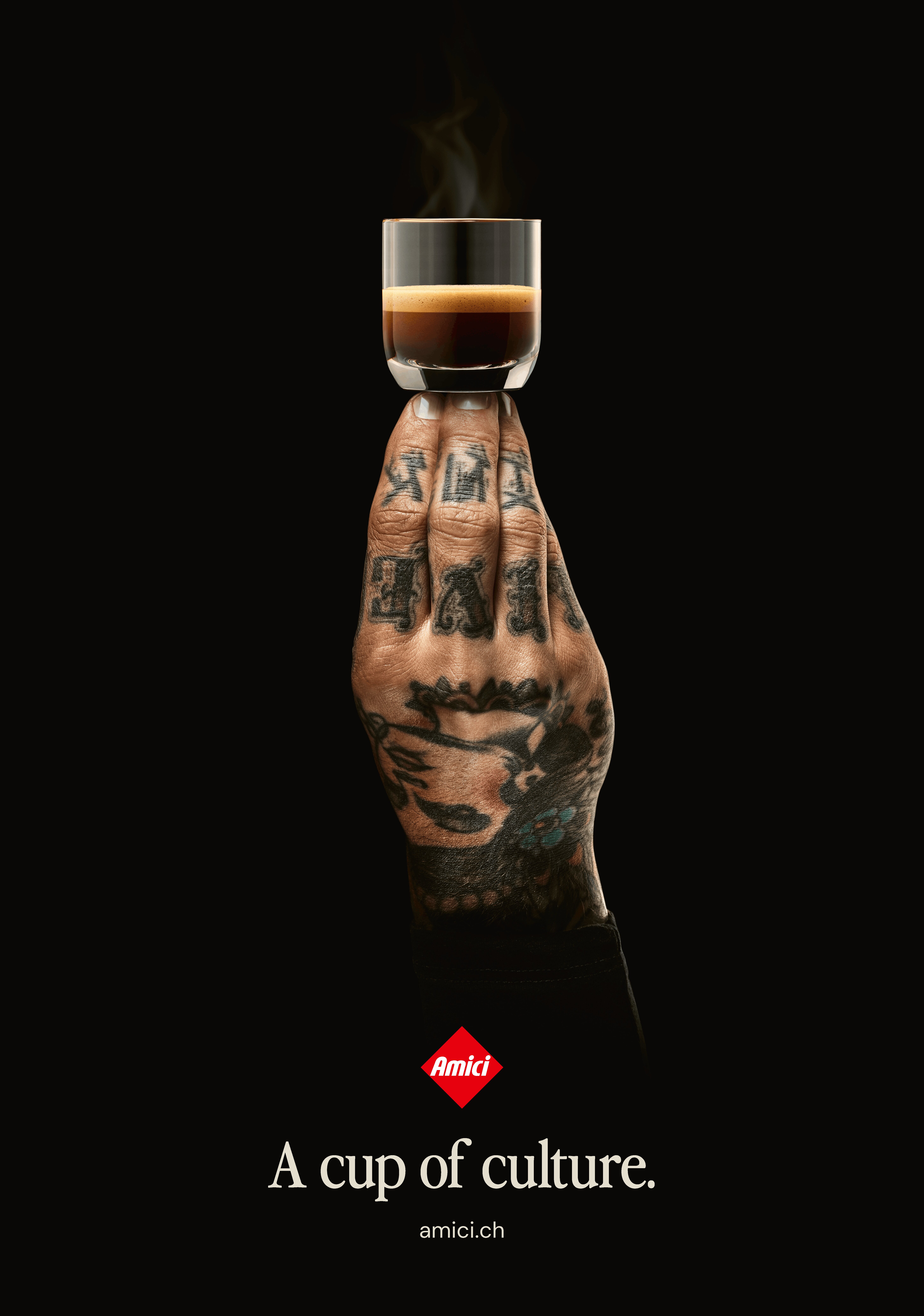 Amici Caffè Sujet «A cup of culture» – tätowierte Hand hält einen Espresso Macchiato