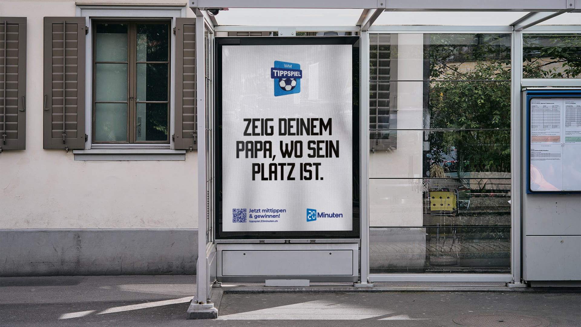 Tippspiel-Plakat «Zeig deinem Papa, wo sein Platz ist.» an einer Bushaltestelle
