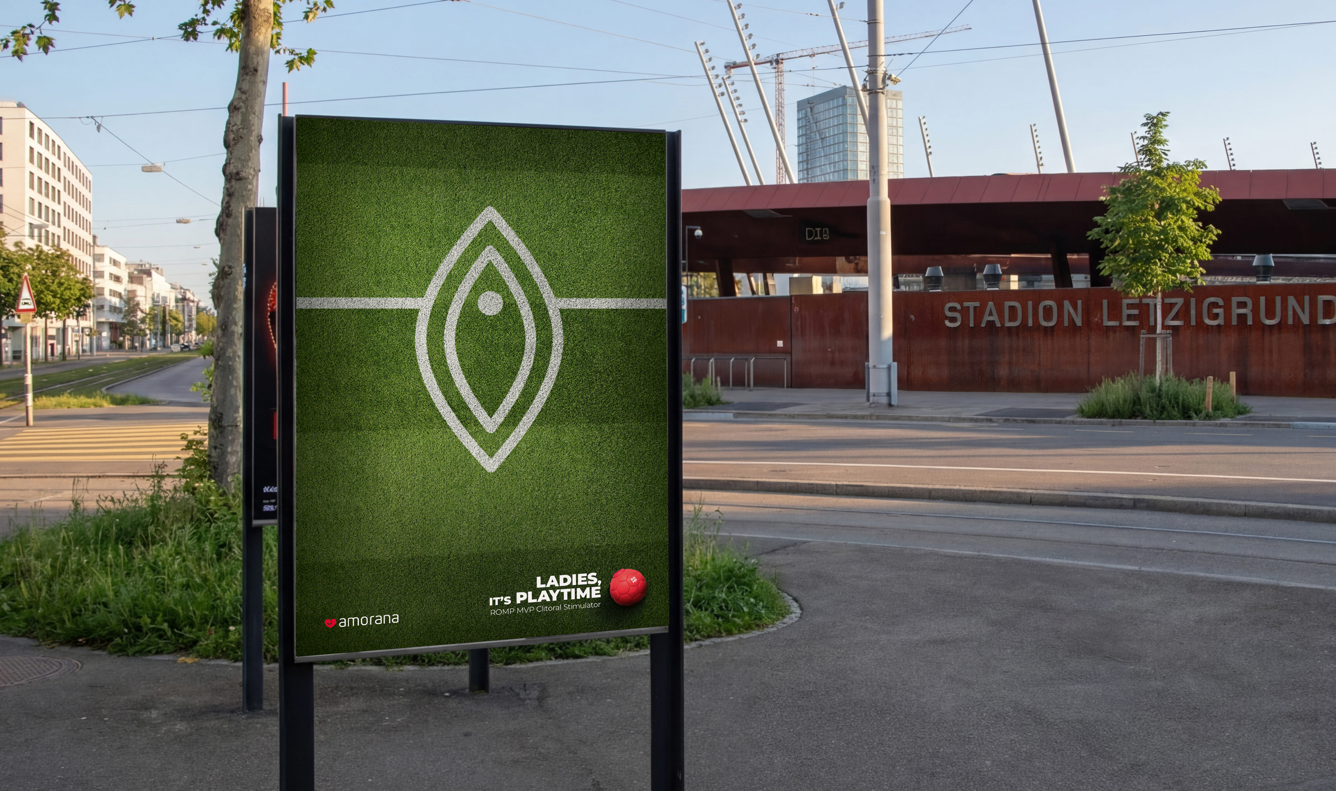 Amorana Plakat an einer Plakatstelle im Strassenraum