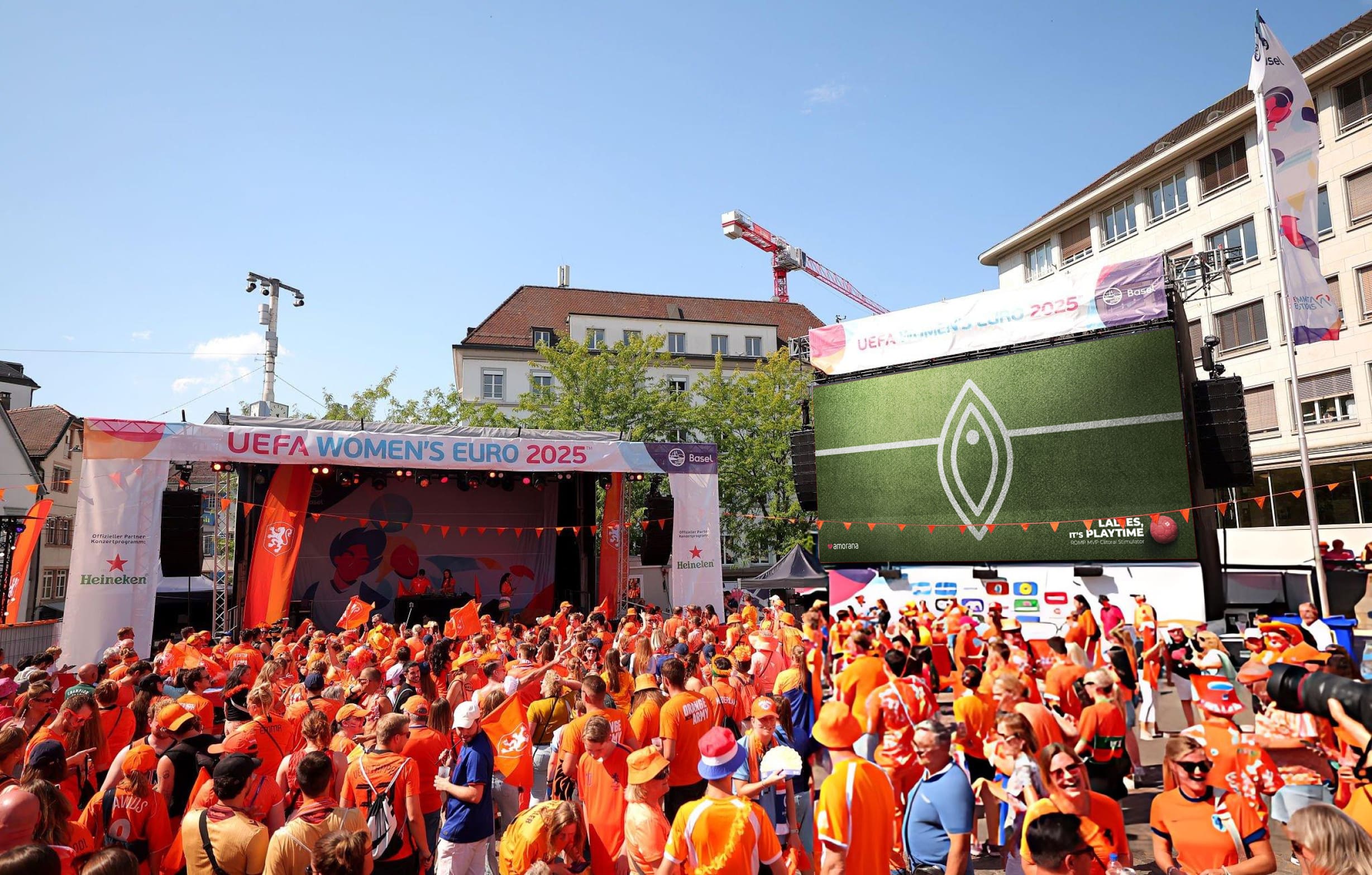 Amorana Sujet auf einem Grossbildschirm in einer Fanzone der Frauenfussball-EM