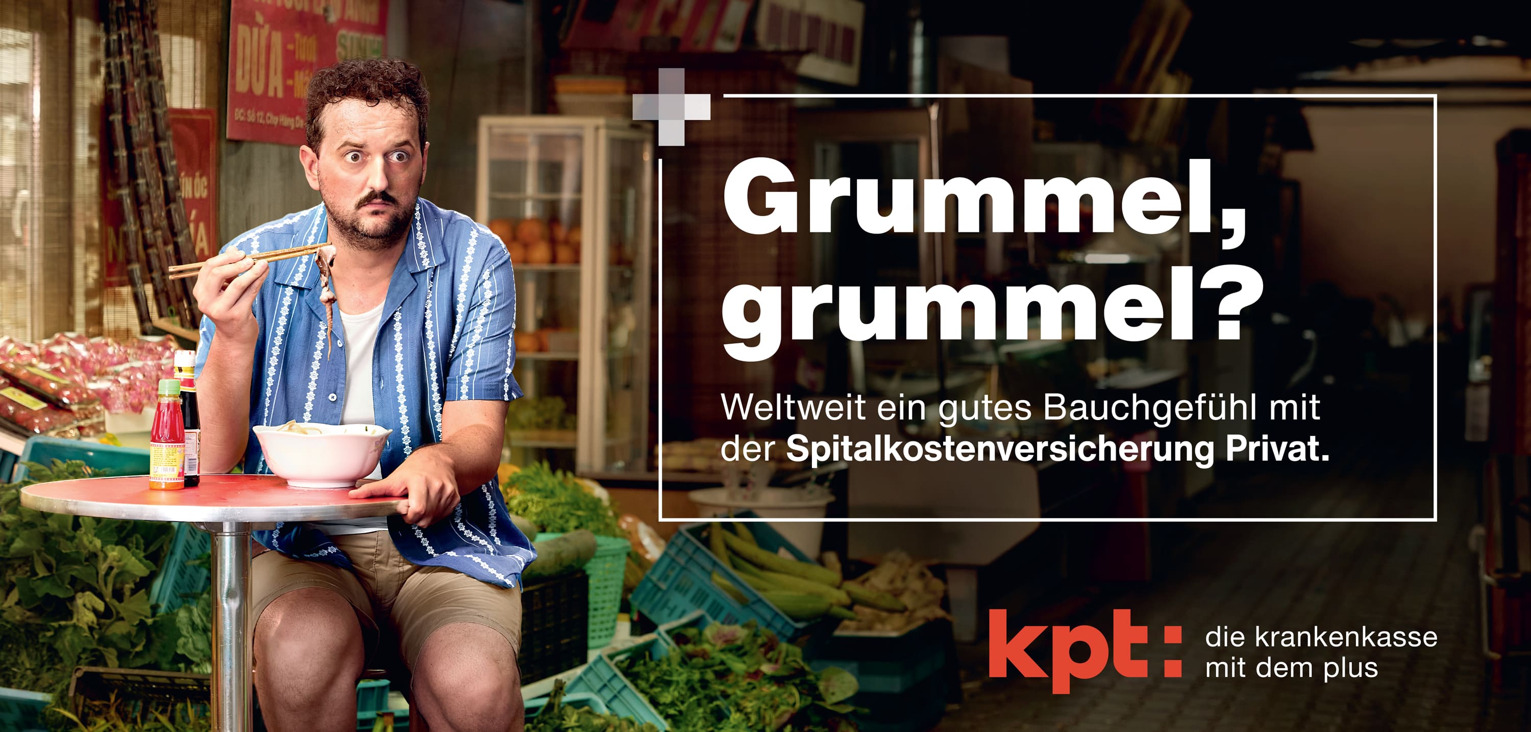 KPT Plakat «Grummel, grummel?» – Tourist mit skeptischem Blick isst Suppe an einem asiatischen Streetfood-Stand