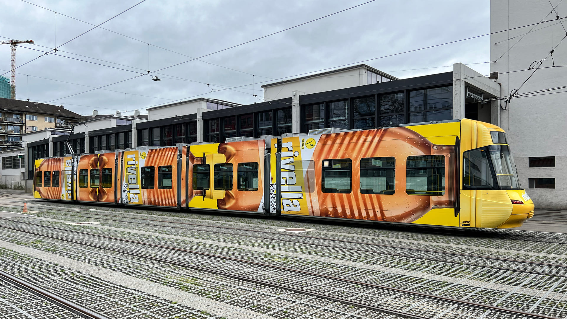 Rivella Gelb Tramwerbung als Vollbeklebung