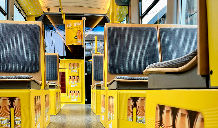 Rivella Gelb Innenbeklebung in einem Tram mit gelben Flächen