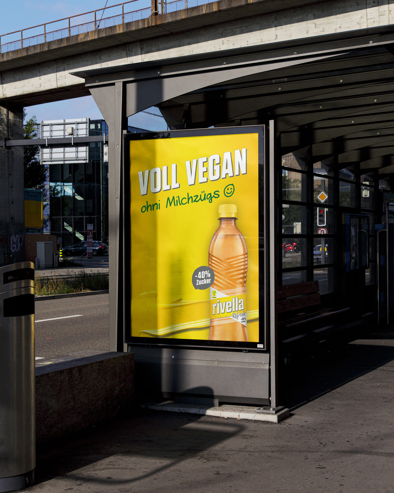Rivella Gelb Plakat «Voll vegan» an einer Bushaltestelle
