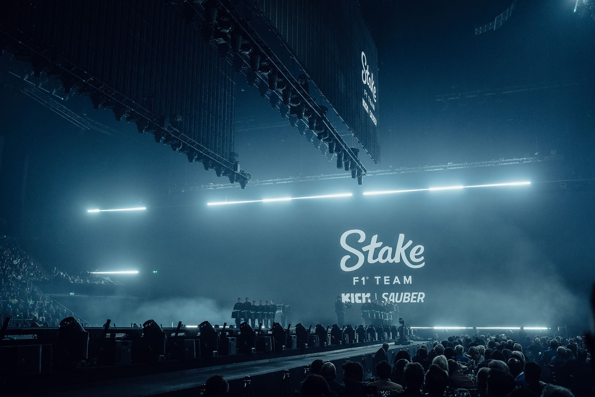 Bühne der F1-75-Show in der O2 Arena mit Stake-Logo