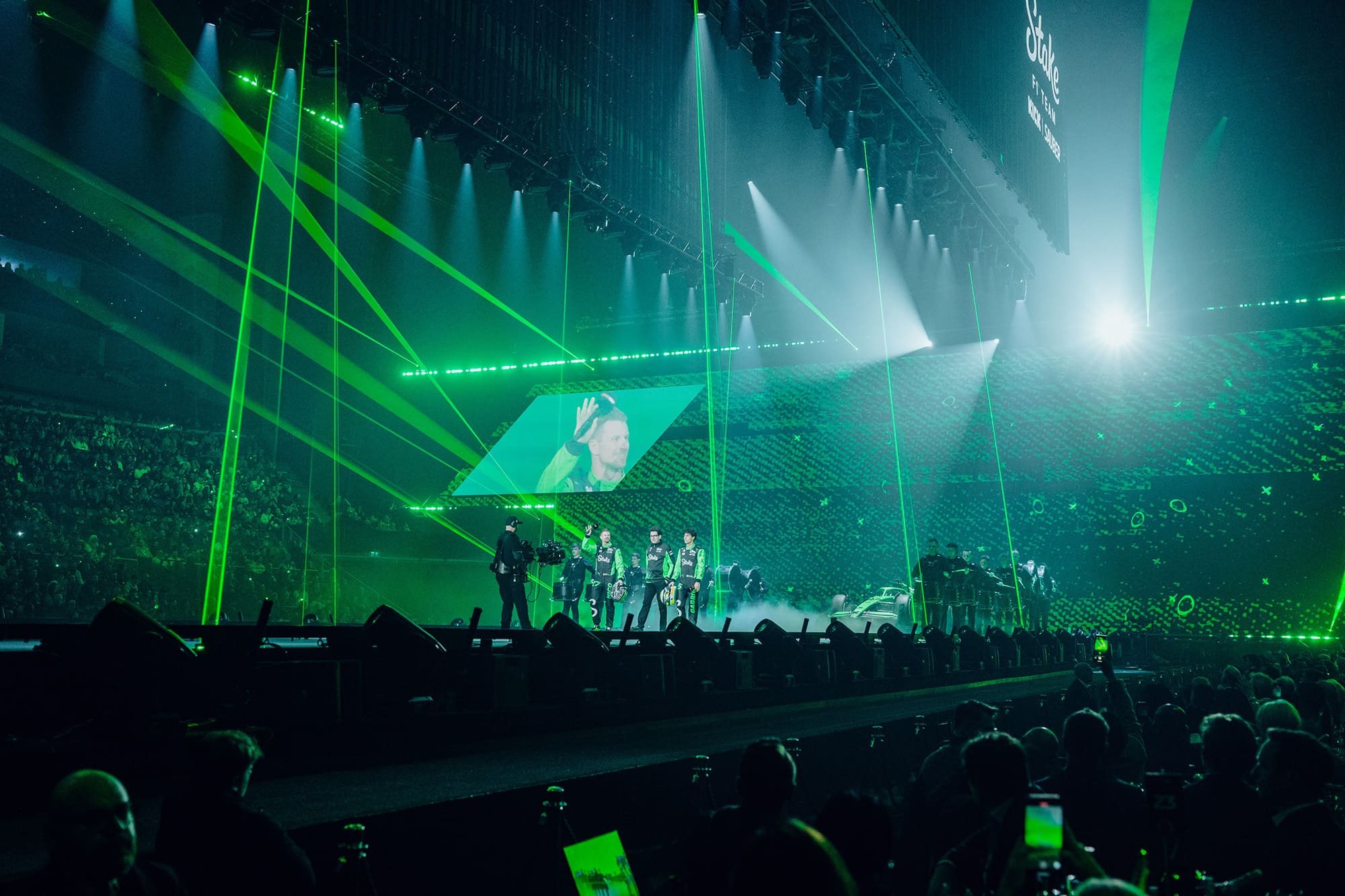 Grüne Laserstrahlen über dem Publikum in der O2 Arena
