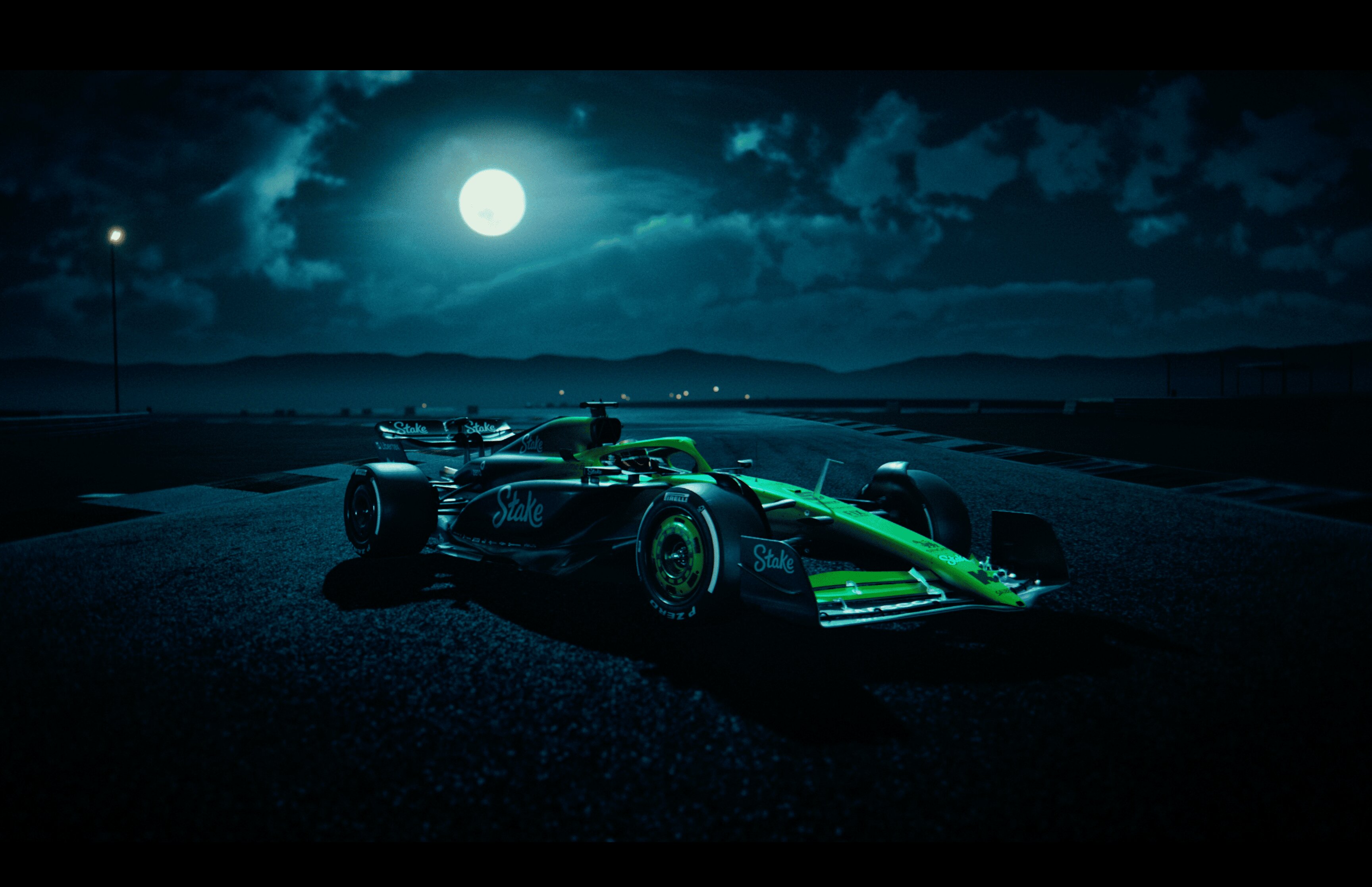 Stake F1 Bolide auf der Strecke bei Nacht