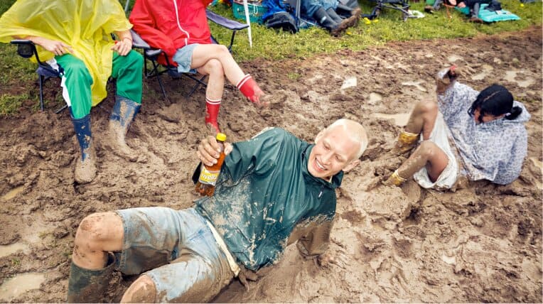 Festivalbesucher:innen im Schlamm auf dem Gelände