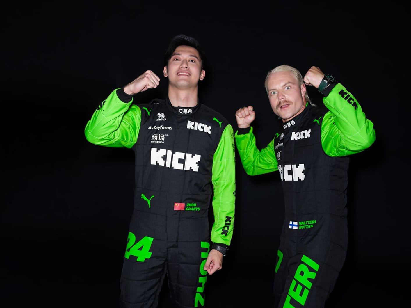 Zwei Fahrer des Stake F1 Team KICK Sauber im Teamanzug