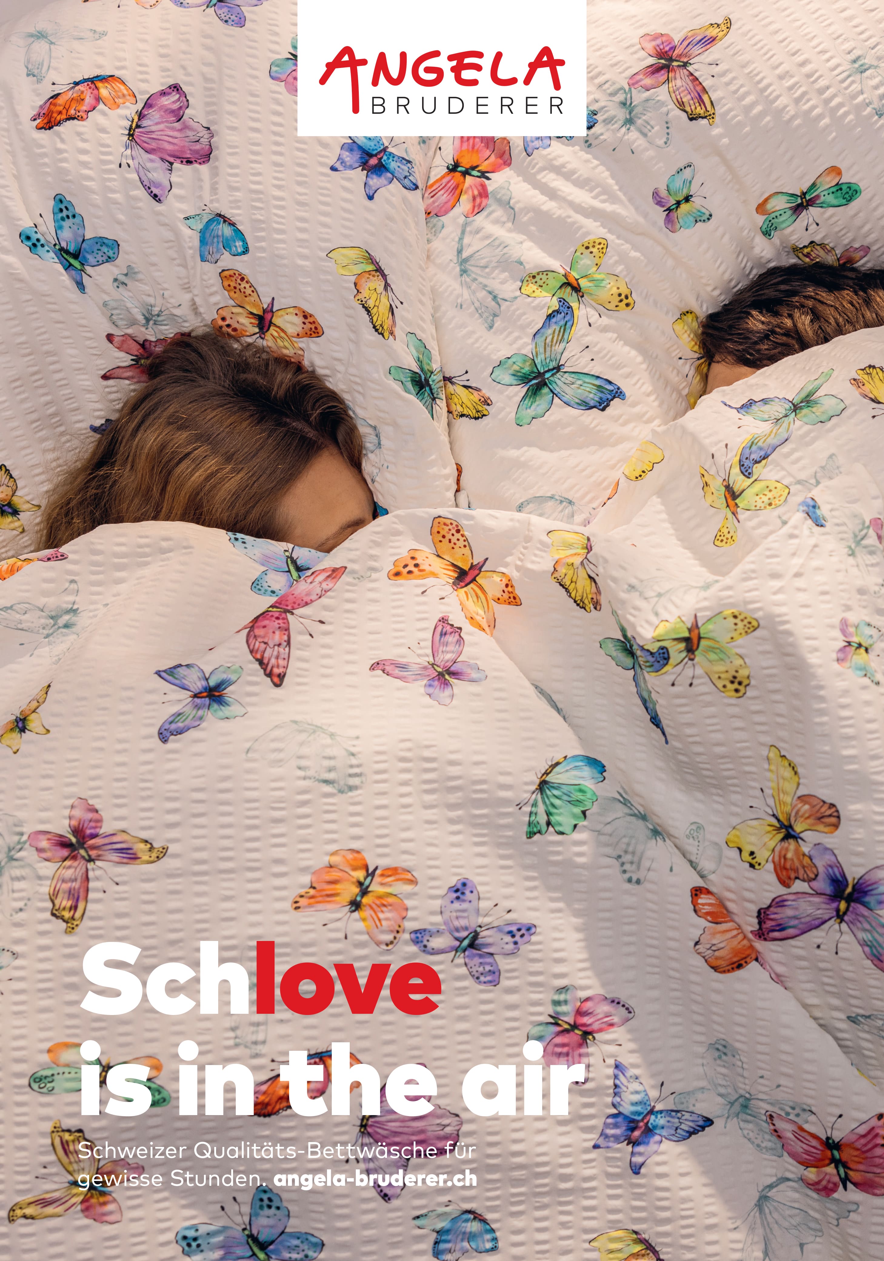 Angela Bruderer Sujet «Schlove is in the air» – Person unter Bettwäsche mit Schmetterlingsmuster