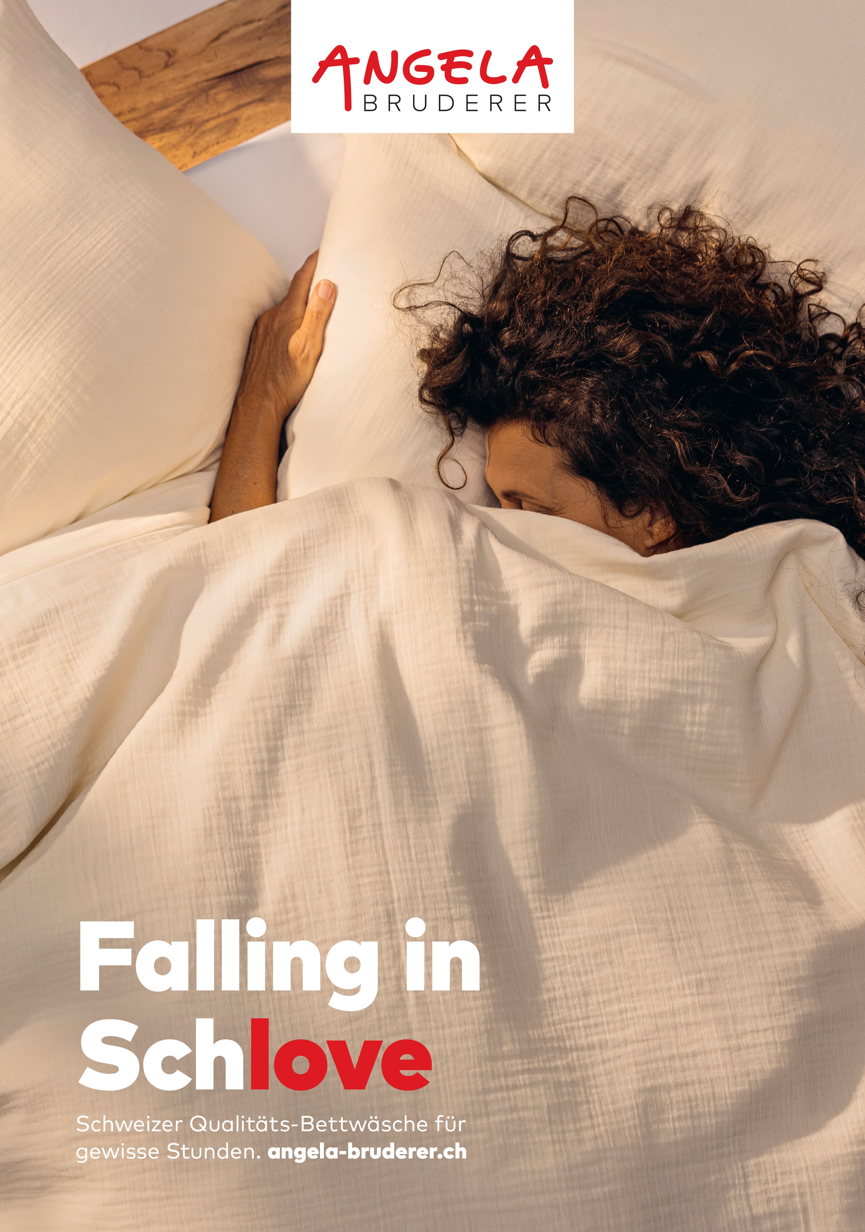 Angela Bruderer Sujet «Falling in Schlove» – Person unter weisser Bettwäsche