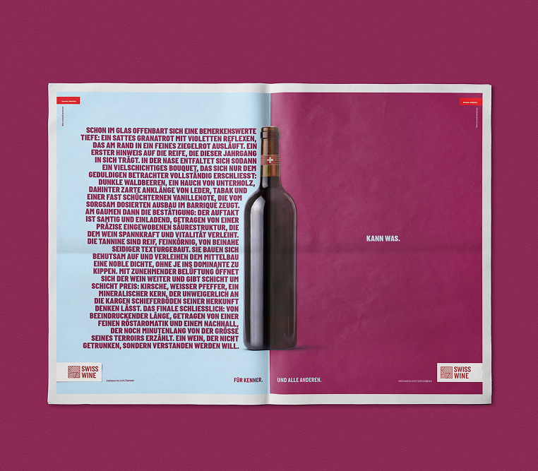 Swiss Wine Printsujet als Doppelseite: links eine seitenfüllende Degustationsnotiz in Hellblau, rechts die Bordeaux-Seite mit nur zwei Worten – «Kann was.»