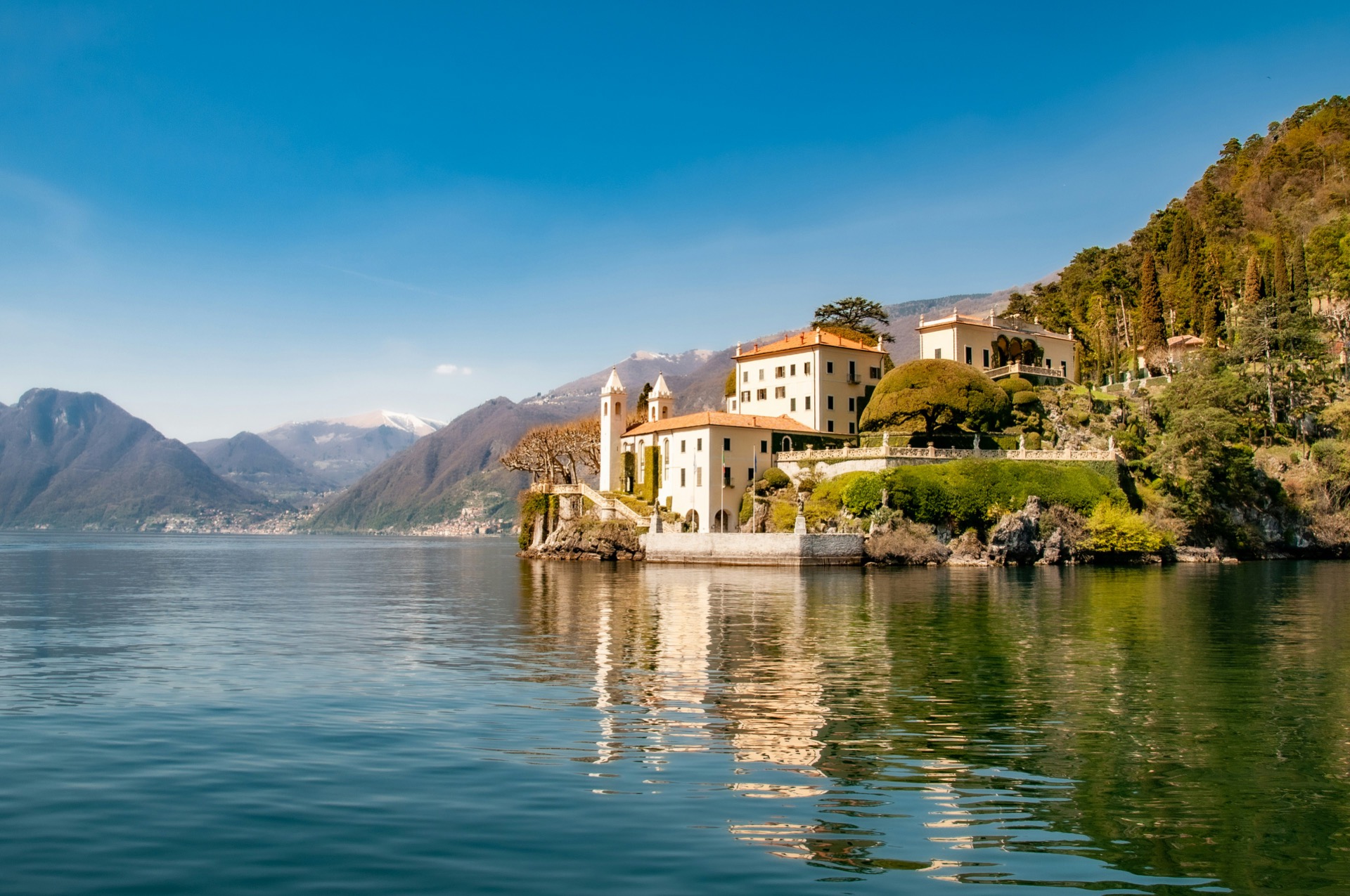 Private boat tour on Lake Como with luxury boat rental and skipper service