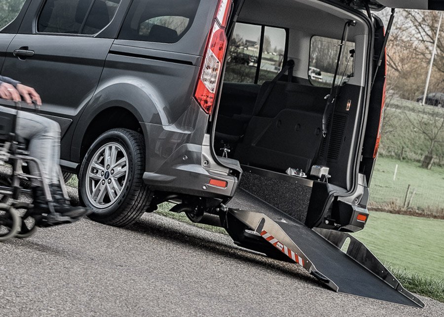 Van accessibile per sedia a rotelle con rampa posteriore per transfer privati sicuri e confortevoli