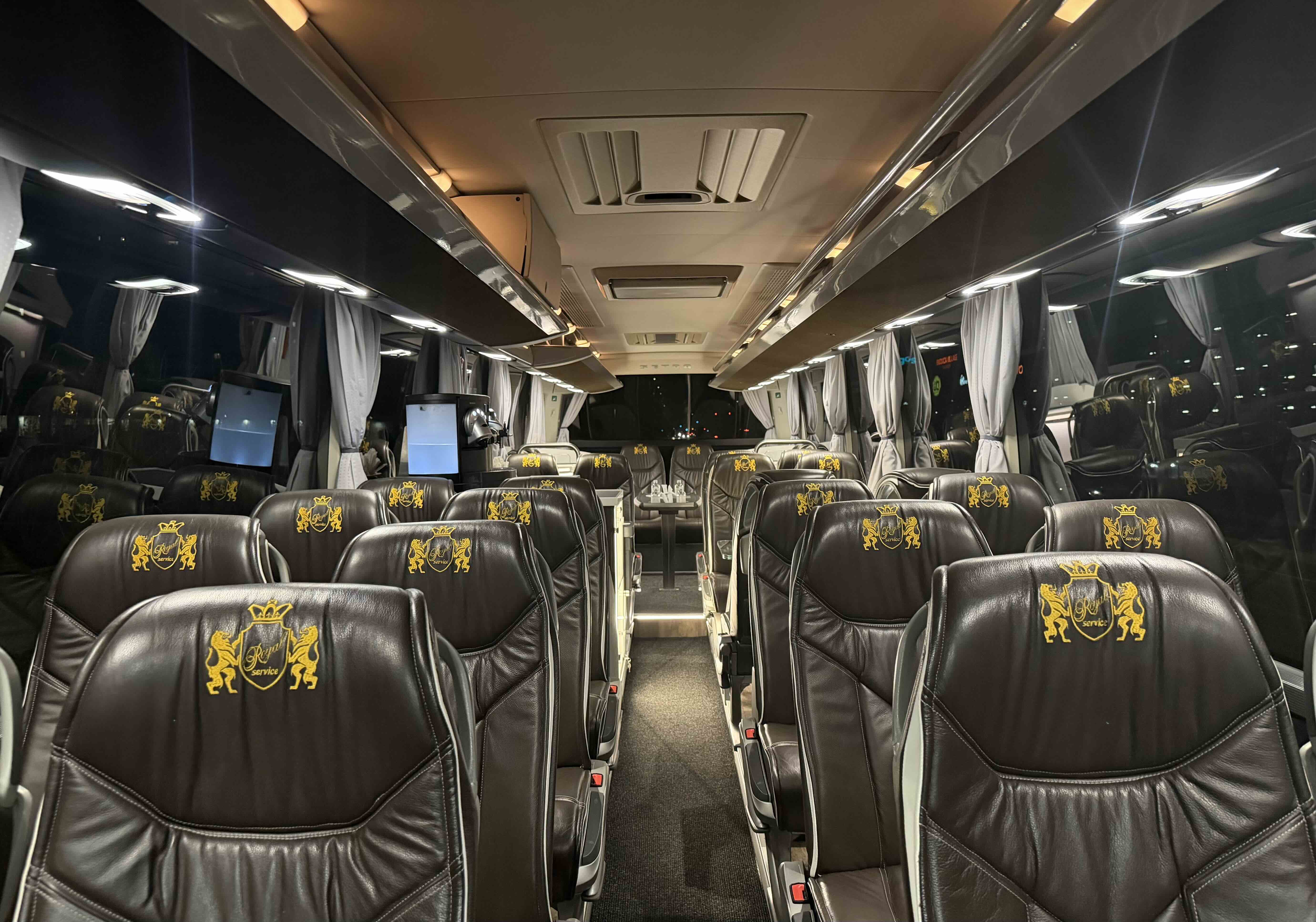 Premium seat rows inside the Moveolux Luxury Bus 28 for comfortable group transfers