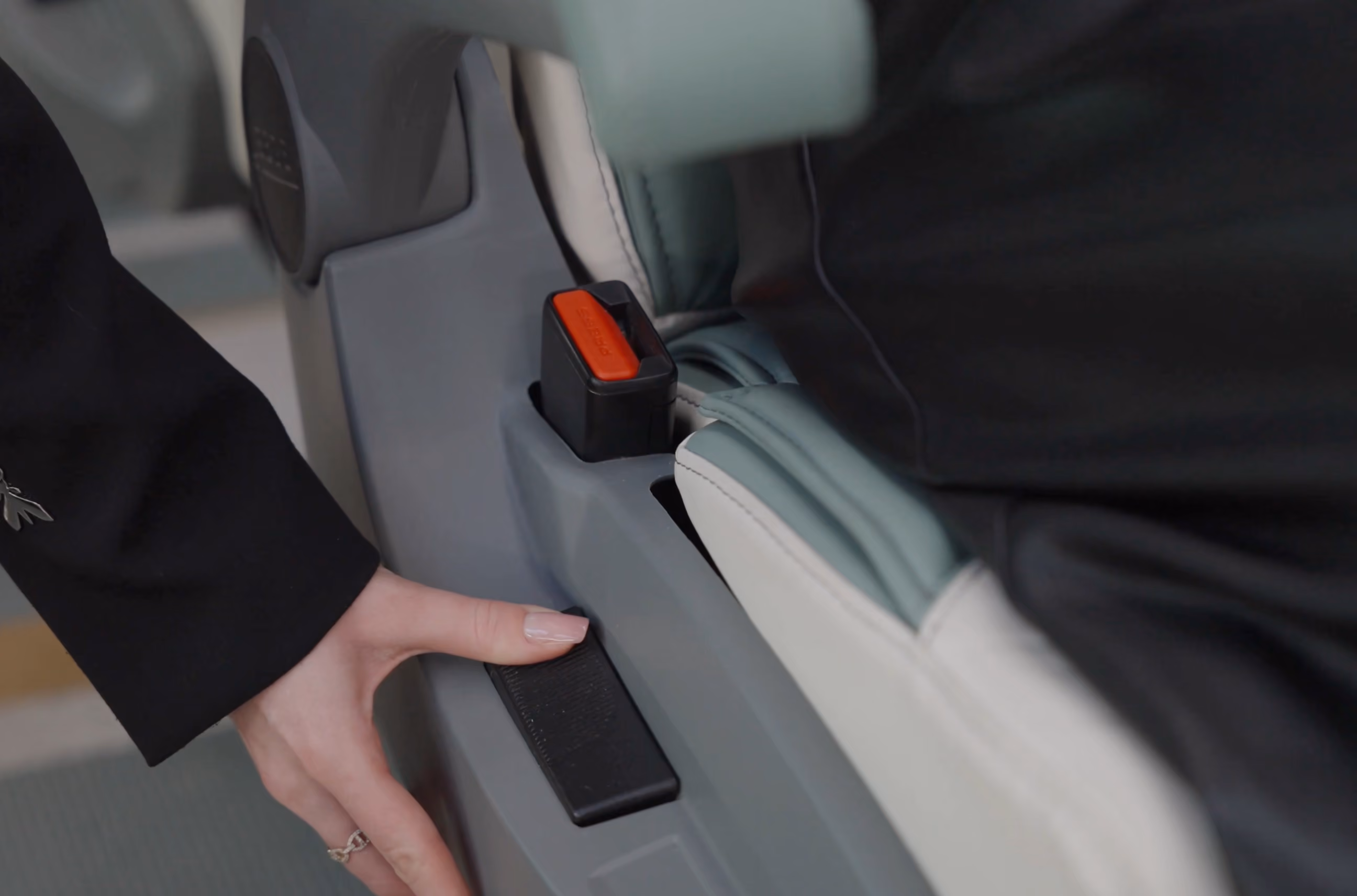 Seat belt detail inside the Moveolux Limobus Seabreeze 18 with premium safety and comfort