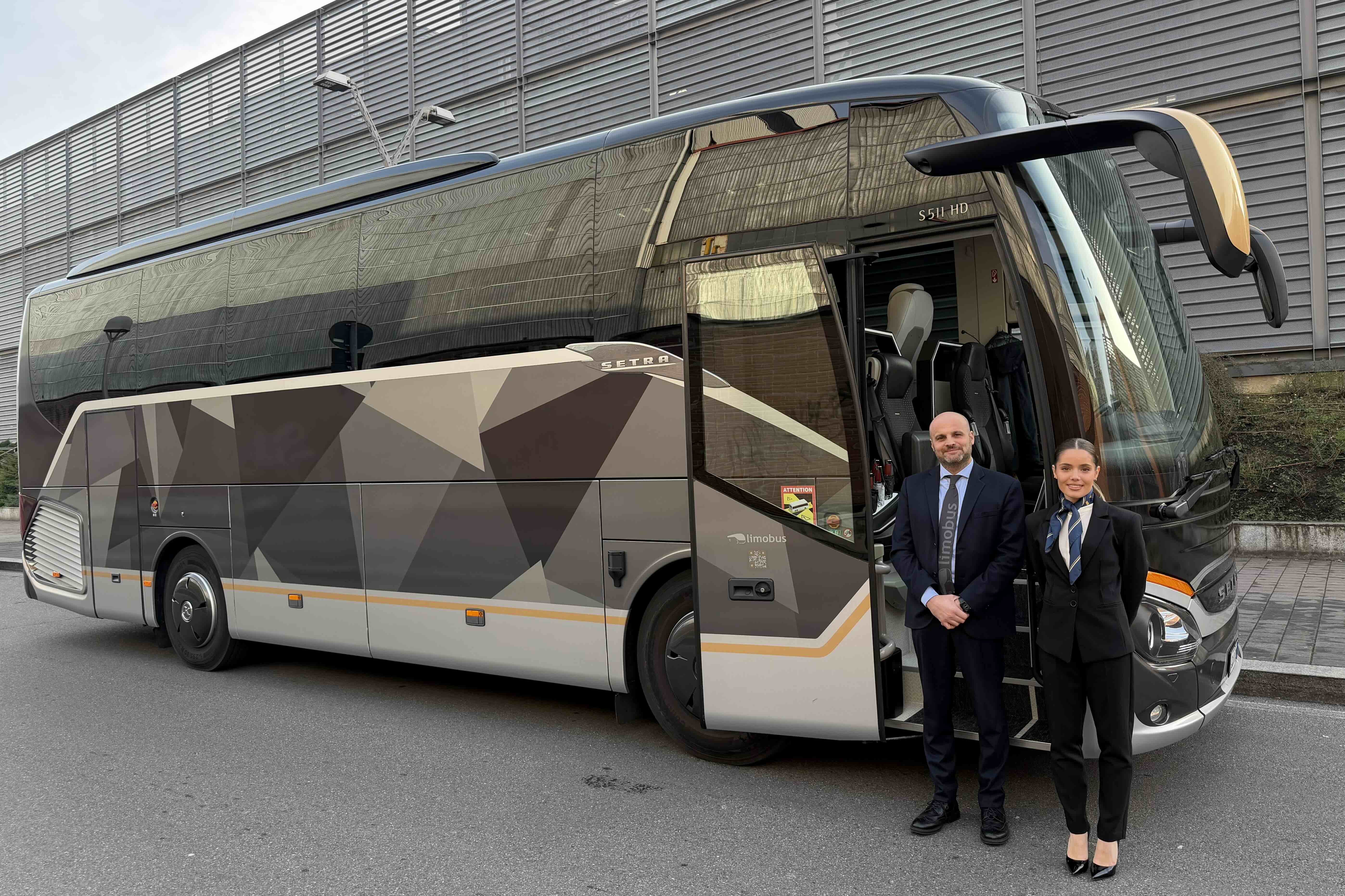 Moveolux Limobus Elements 20 exterior with hostess service for premium group chauffeur travel