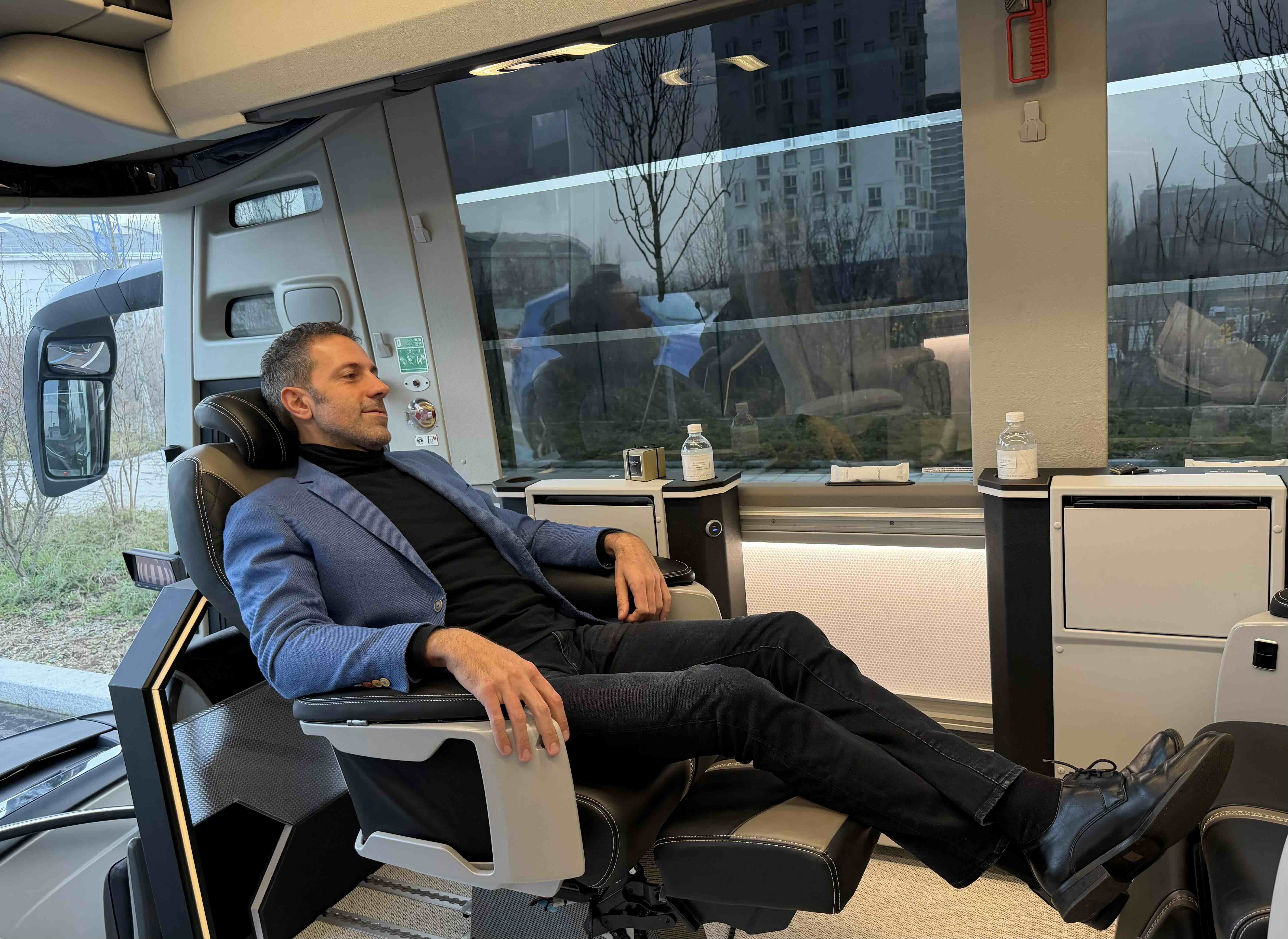 Passenger lounge comfort inside the Moveolux Limobus Elements 20 for luxury coach travel