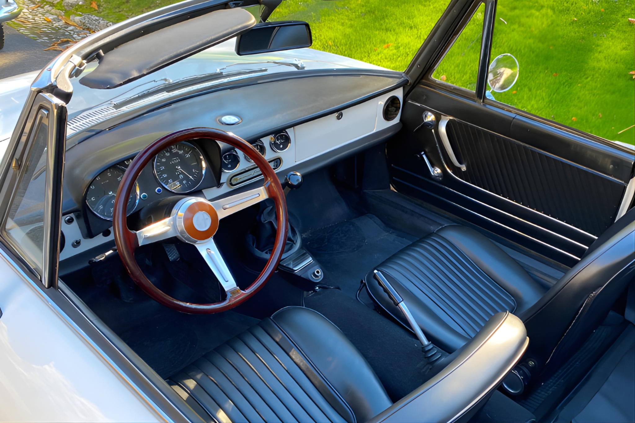 Interior view of the Alfa Romeo Spider Osso di Seppia with classic dashboard and steering wheel