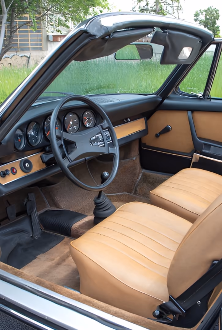 Interior cockpit of the Porsche 911 S Classic with vintage steering wheel and leather seats