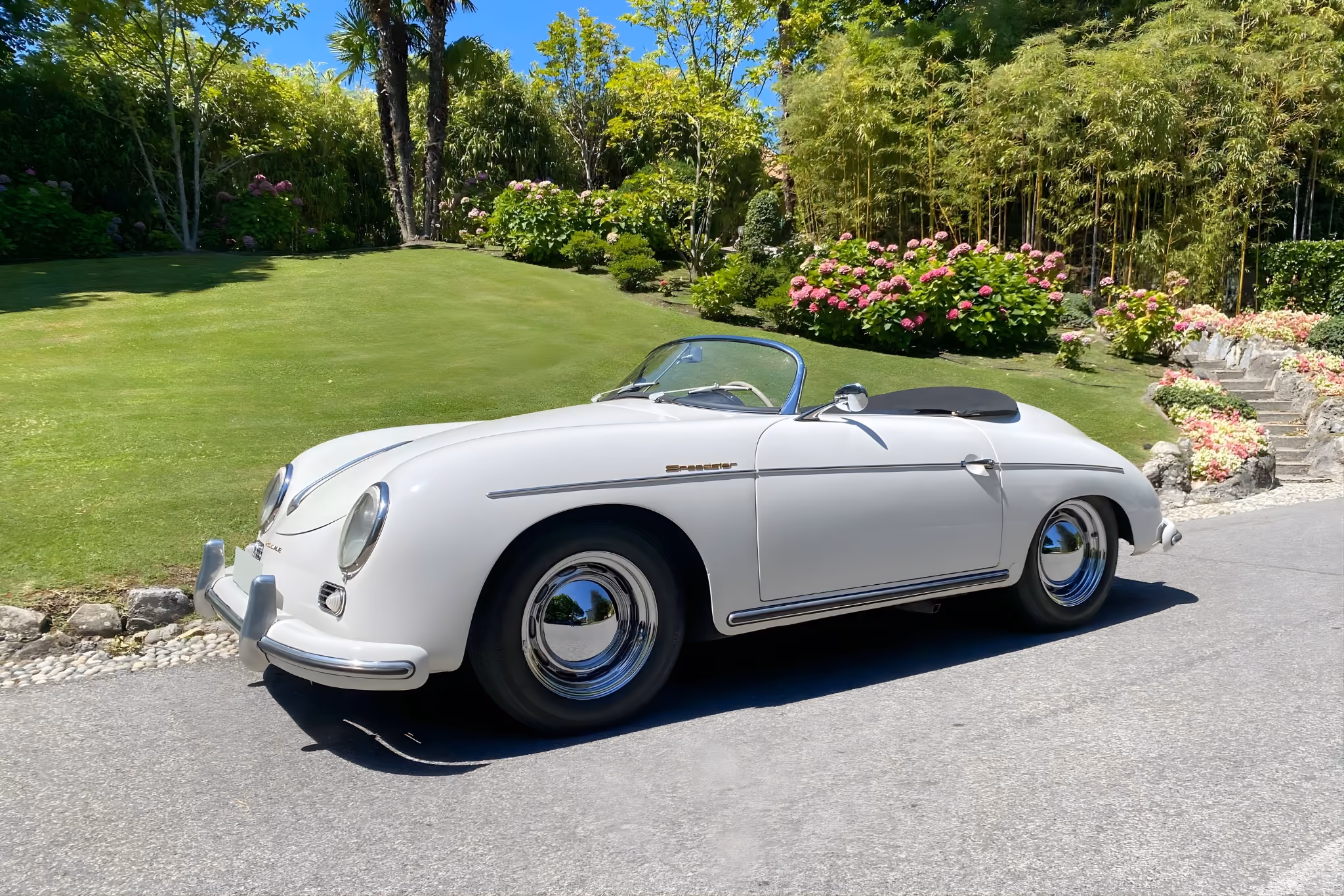 Side profile of the Porsche 356 Speedster for collector moments and pure vintage atmosphere