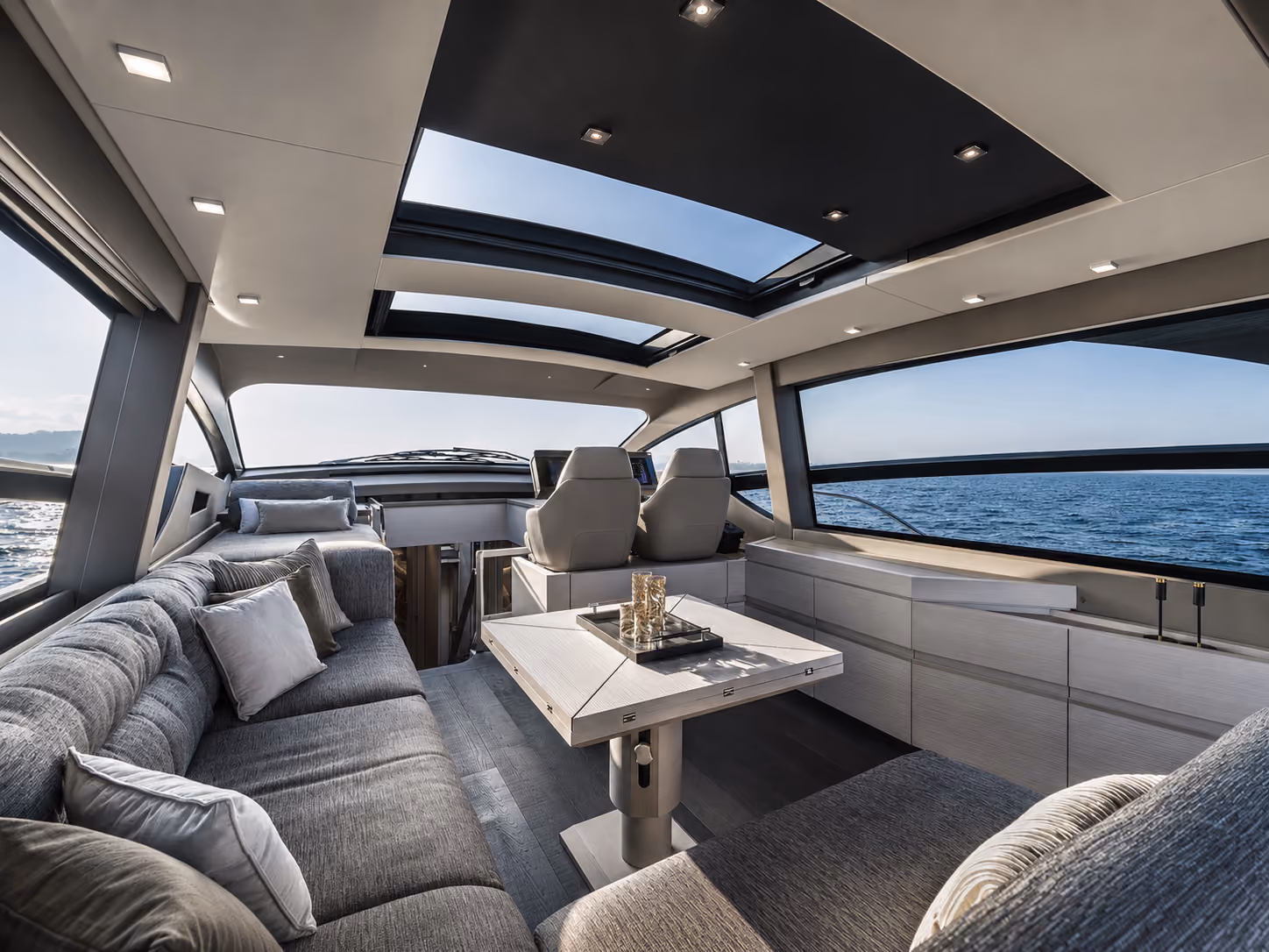 Interni raffinati della cabina dell’Amalfi Limotender luxury yacht con lucernario e sedute eleganti a bordo
