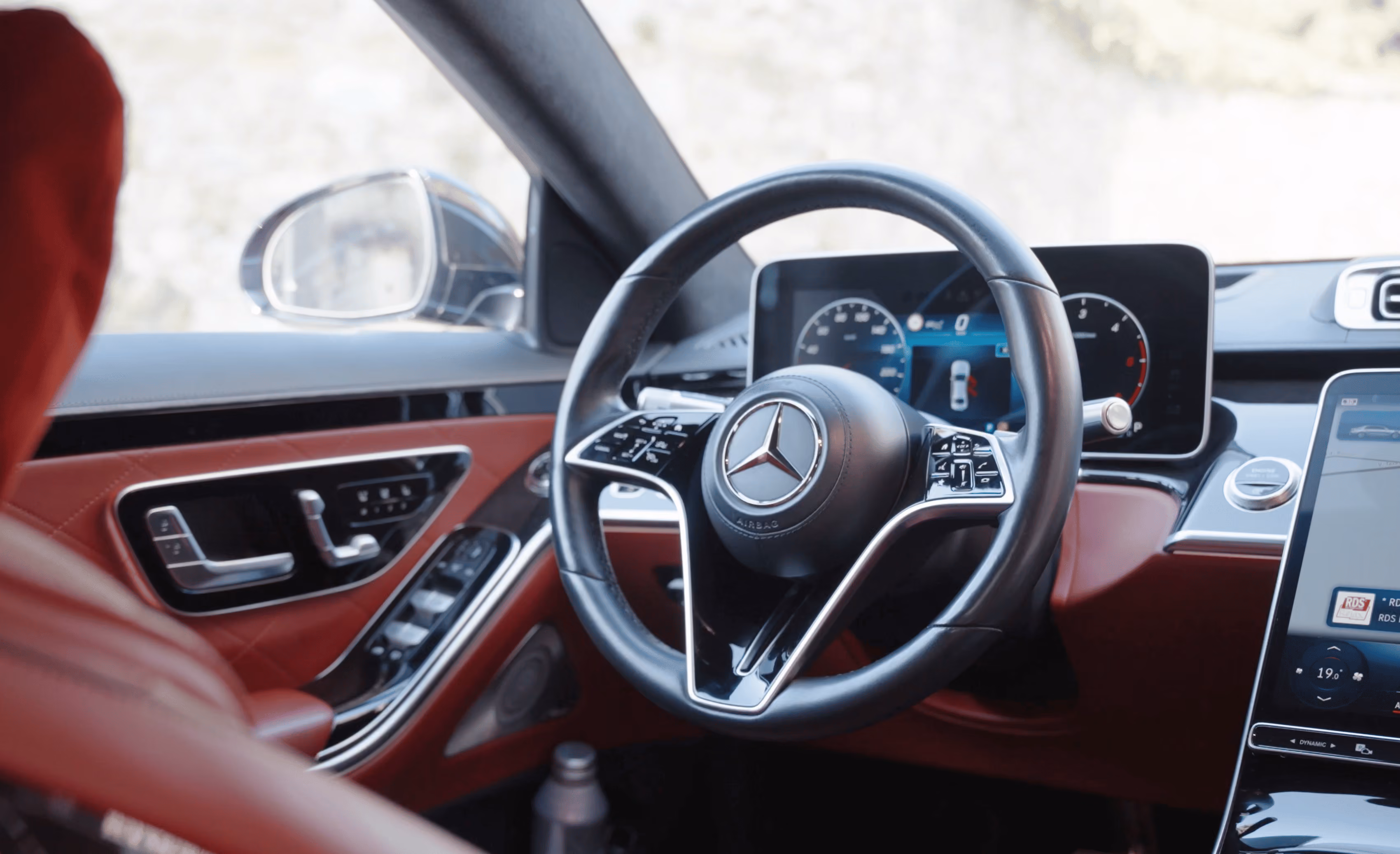 Cockpit and dashboard of the Mercedes S-Class for premium chauffeur-driven travel