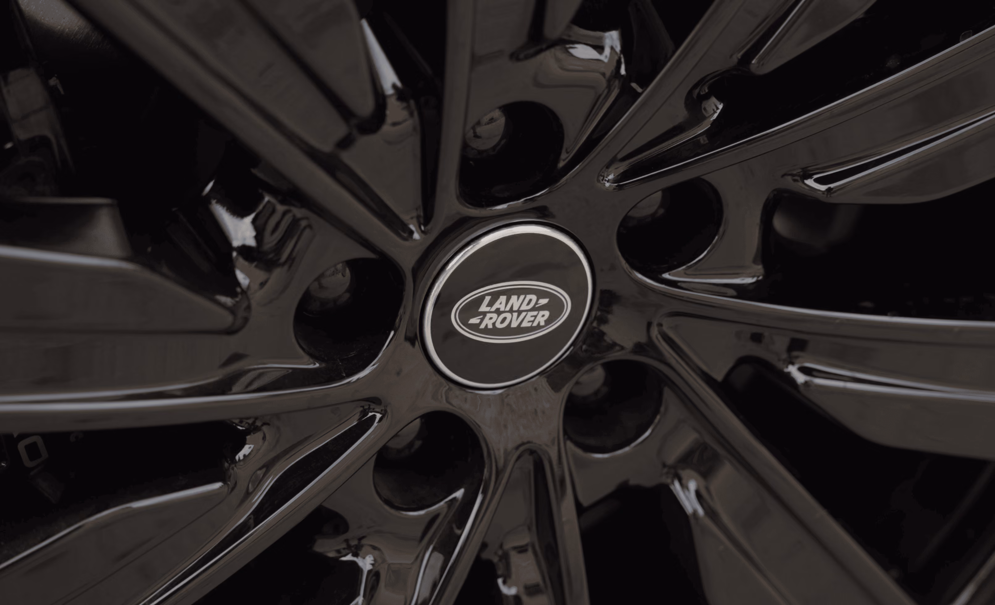 Wheel detail of the Range Rover Autobiography highlighting its understated premium presence