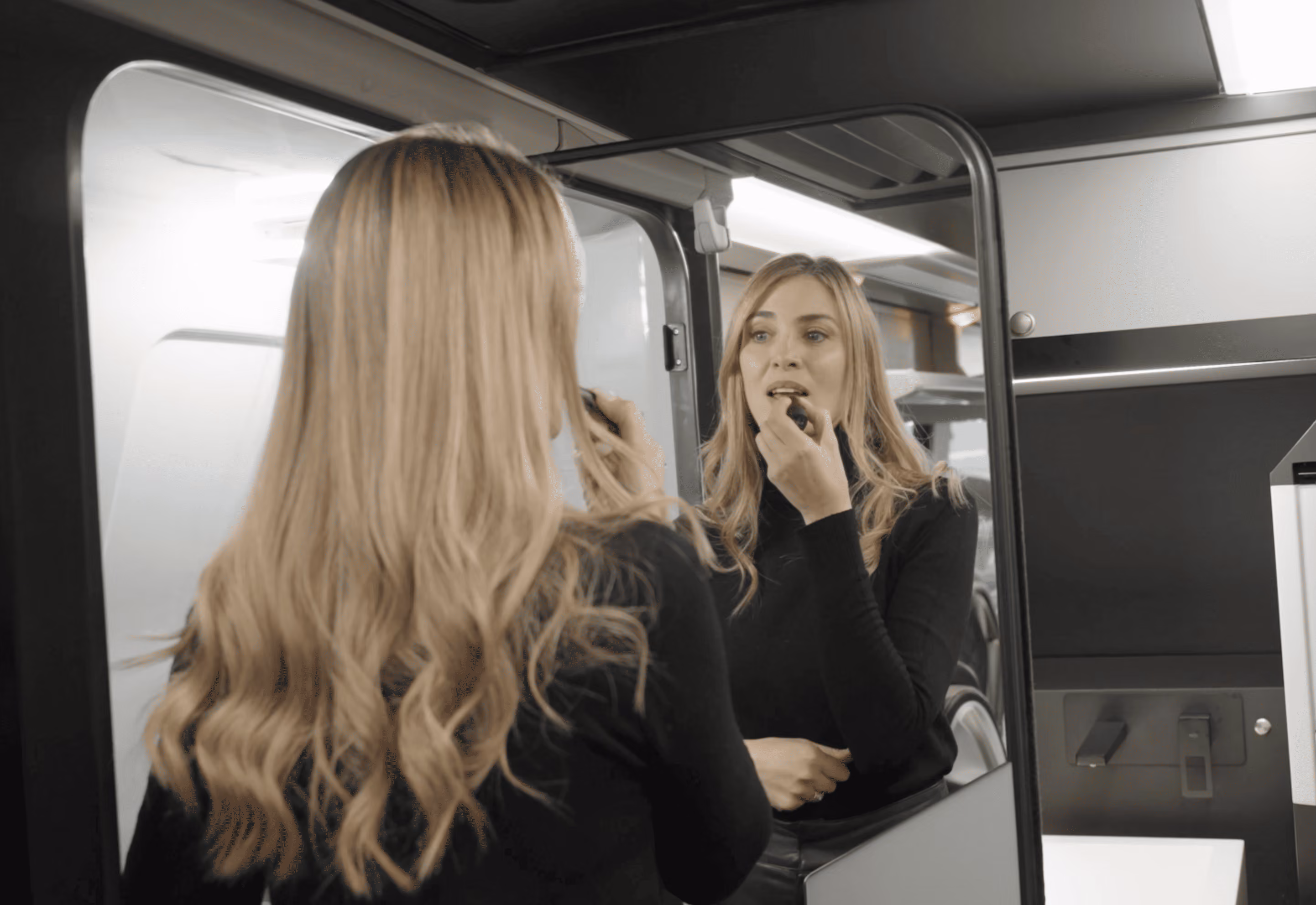 Mirror and vanity area inside the Moveolux Limobus Elements 20 for premium onboard comfort