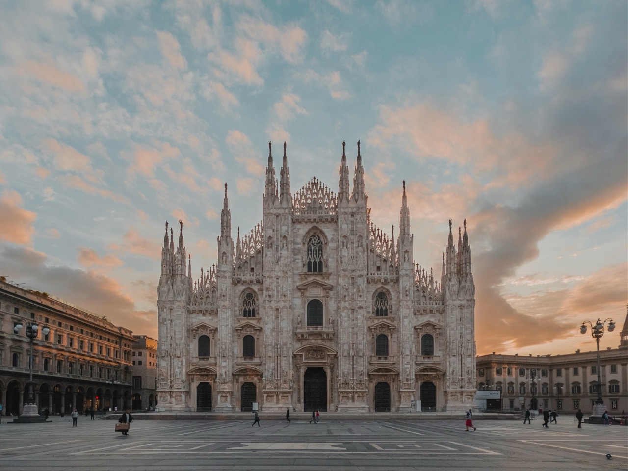 Milan Cathedral (Duomo di Milano) at sunset, Moveolux luxury chauffeur service in Milan 5