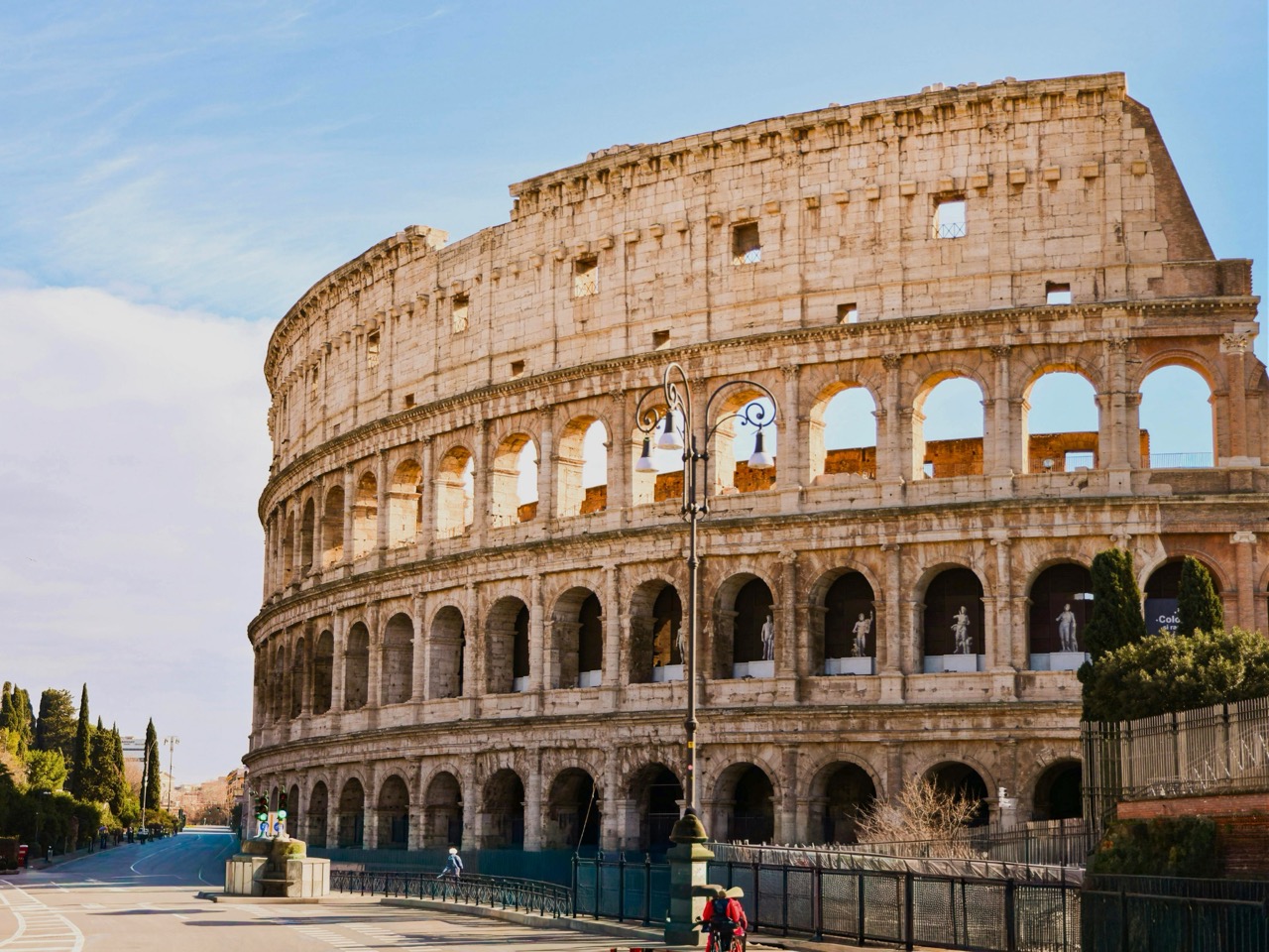 Colosseum in Rome at daytime, Moveolux luxury chauffeur service in Rome