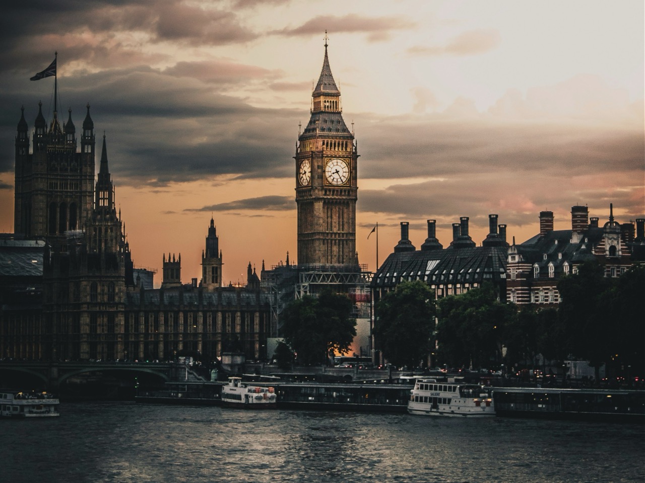 Big Ben and Houses of Parliament at sunset, Moveolux luxury chauffeur service in London