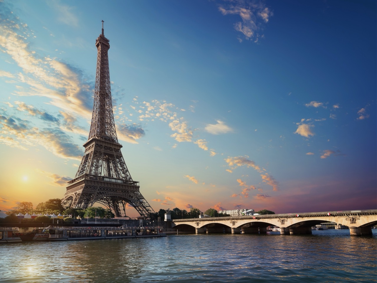 Eiffel Tower and Seine River at sunset, Moveolux luxury chauffeur service in Paris