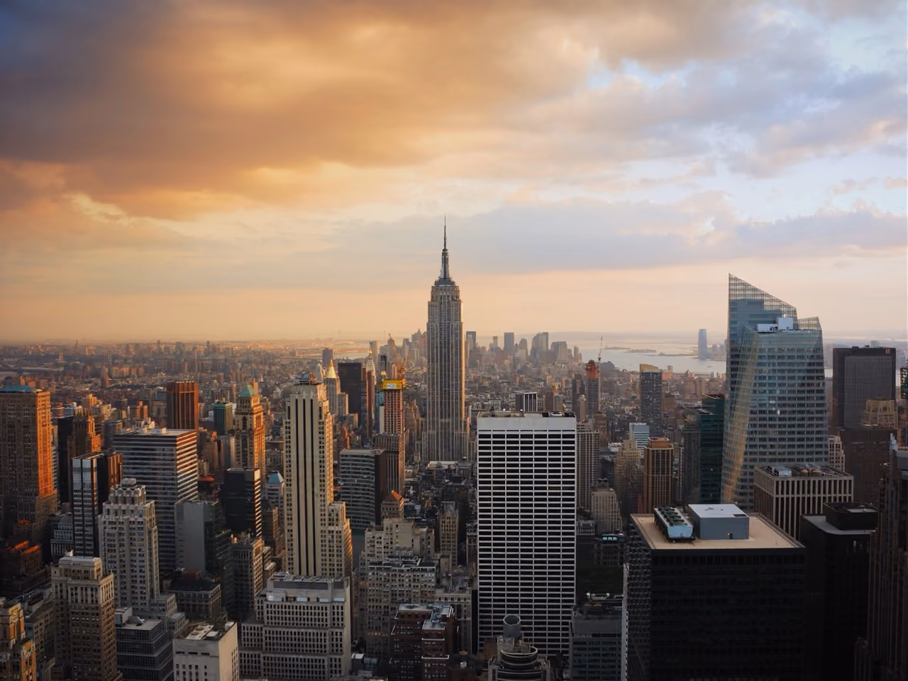 New York City skyline with Empire State Building at sunset, Moveolux luxury chauffeur service in New York