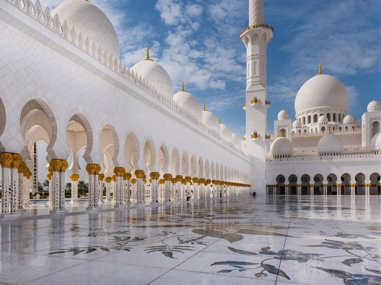Sheikh Zayed Grand Mosque in Abu Dhabi, Moveolux luxury chauffeur service destination