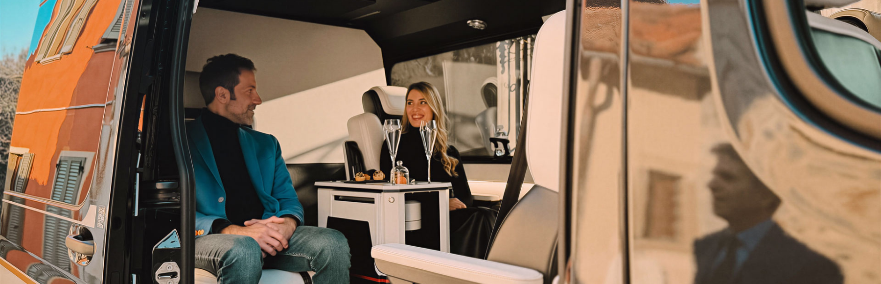 Van di lusso con autista professionista per il trasporto privato di gruppi