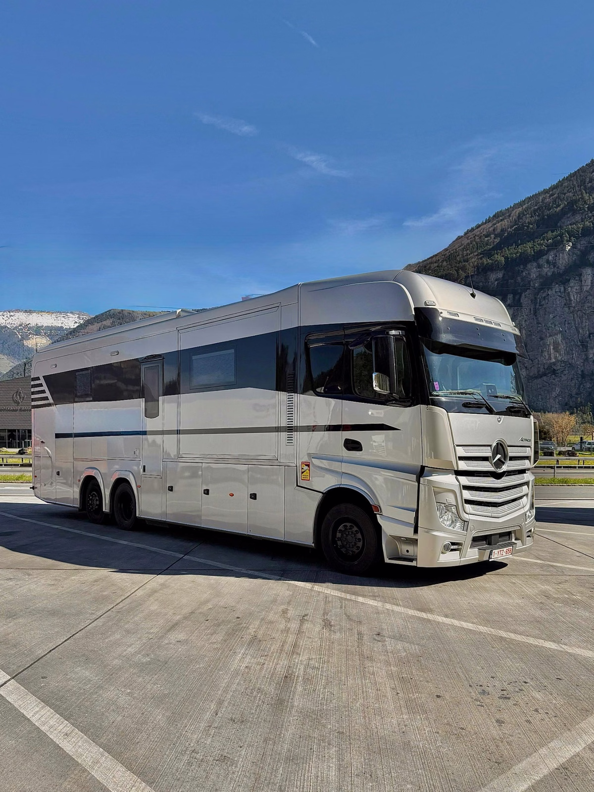 Vista laterale esterna del Mercedes Actros STX luxury motorhome per produzioni e supporto eventi