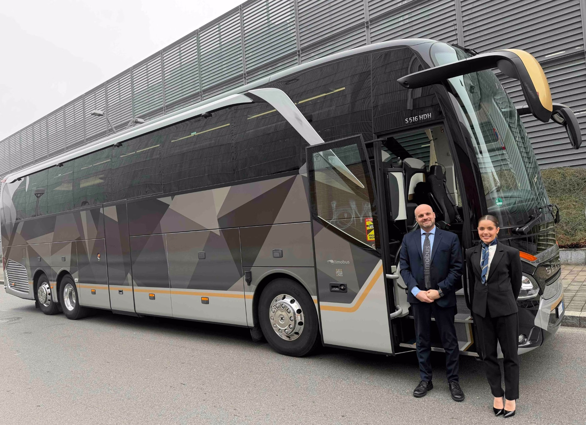 Esterno del Moveolux Limobus Individuals 28 con servizio hostess per viaggi di gruppo premium con conducente