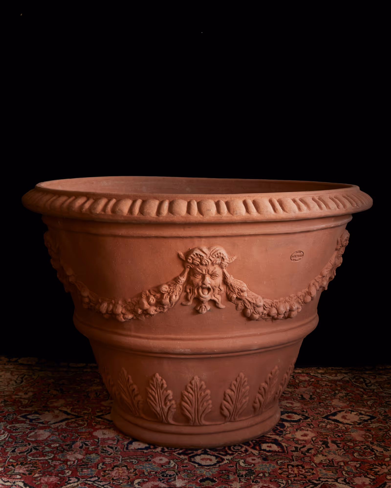 Featuring a fiercely expressive satyr mask and heavy swags, the Conca Satiro marries monumental scale with the theatre of classical myth.