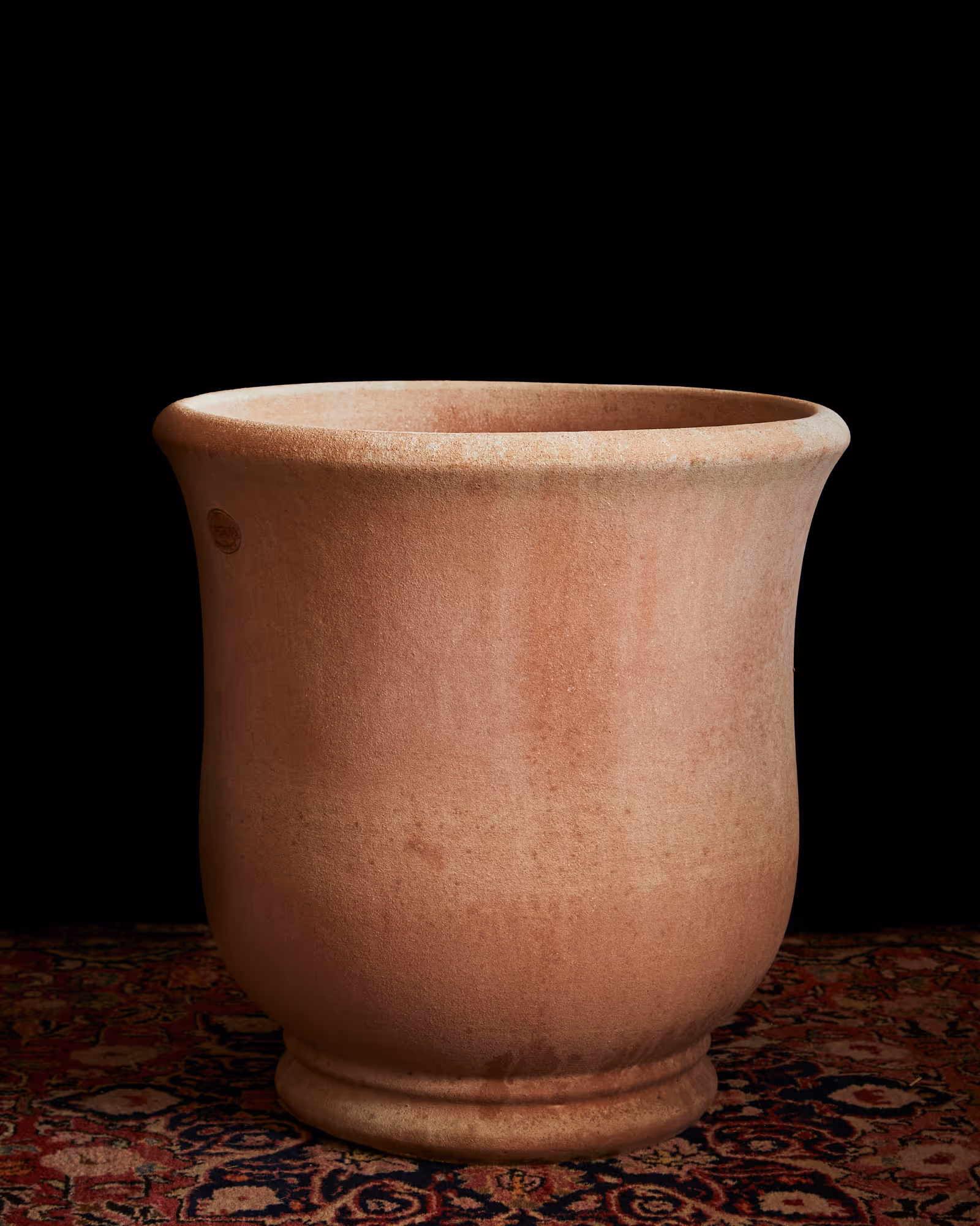 Inspired by elegant French Provençal silhouettes, the Vaso Provenza marries graceful, sweeping lines with the raw beauty of Impruneta clay.