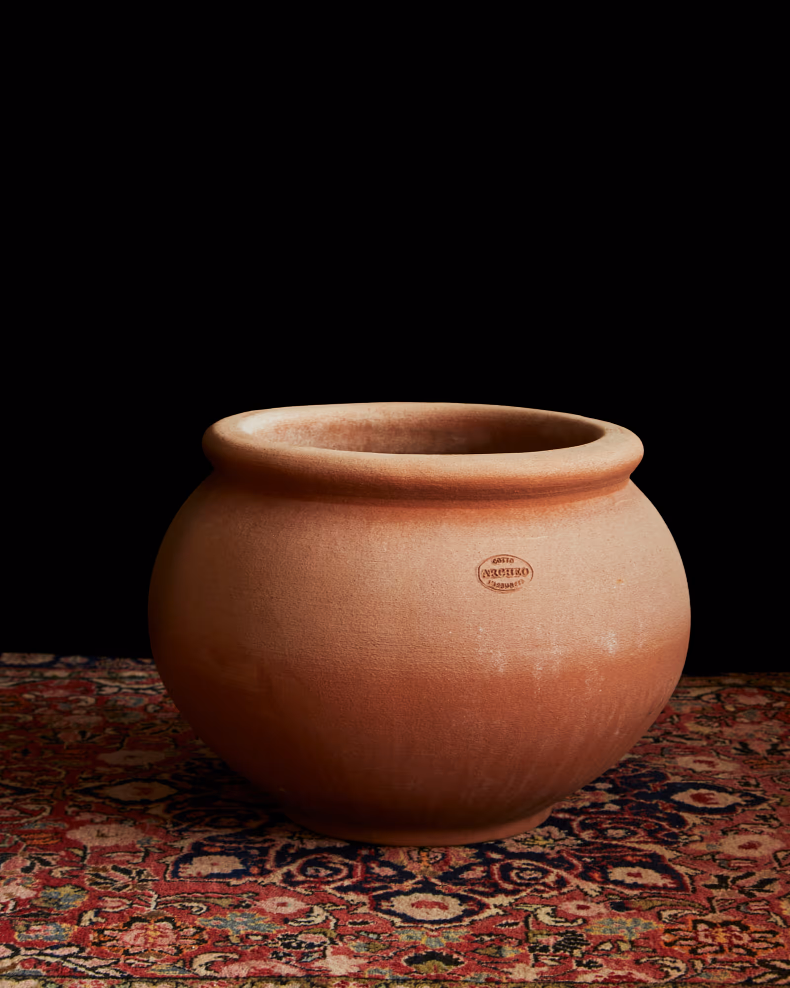 Stripped of all adornment, the Cachepot Palla balances a beautifully pure, spherical silhouette with the timeless strength of Impruneta clay.